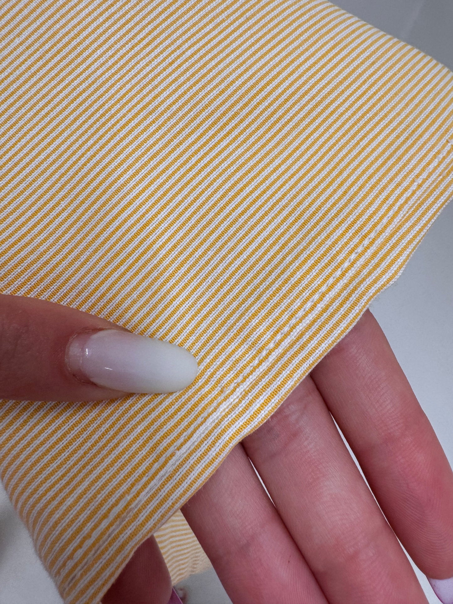 Pantaloni butter yellow tall in dungi fine verticale din panzica de bumbac