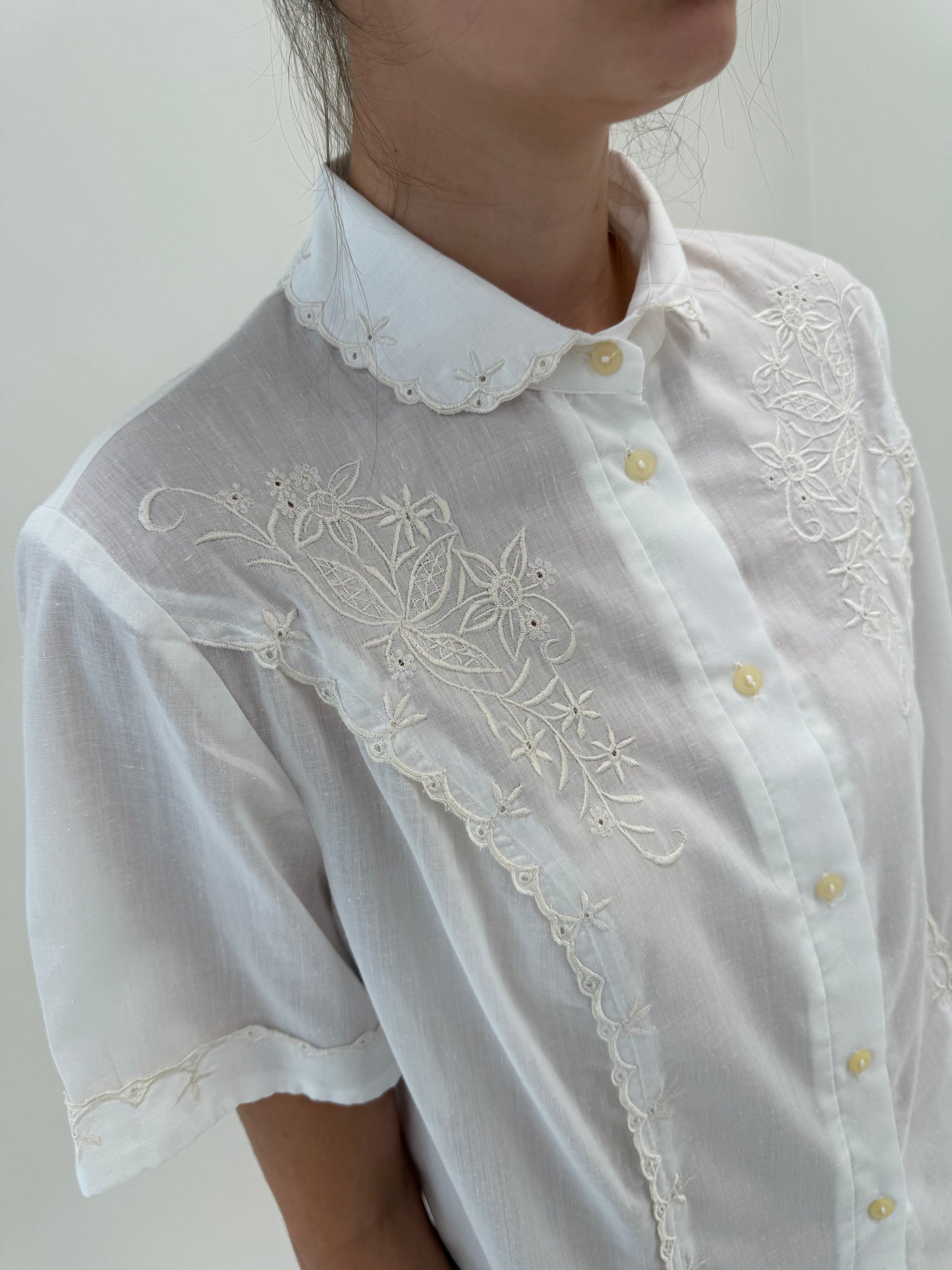 Cămașa vintage broderie delicată camel din panzica fină de bumbac
