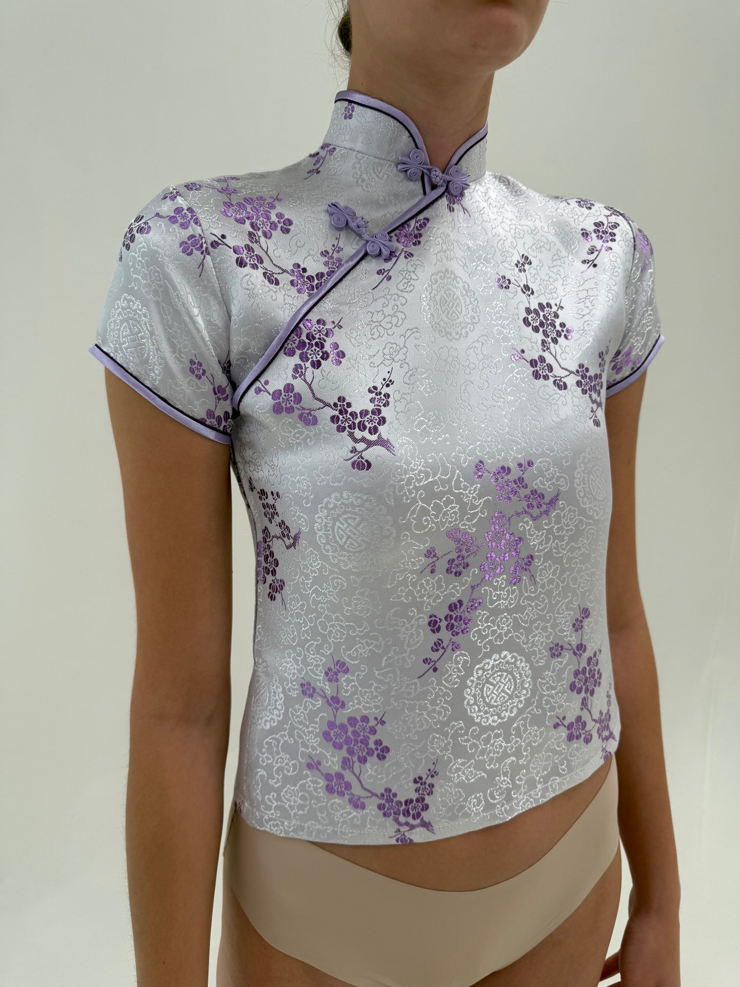 Top asiatic din mătase naturală jacquard în nuanțe de lavanda