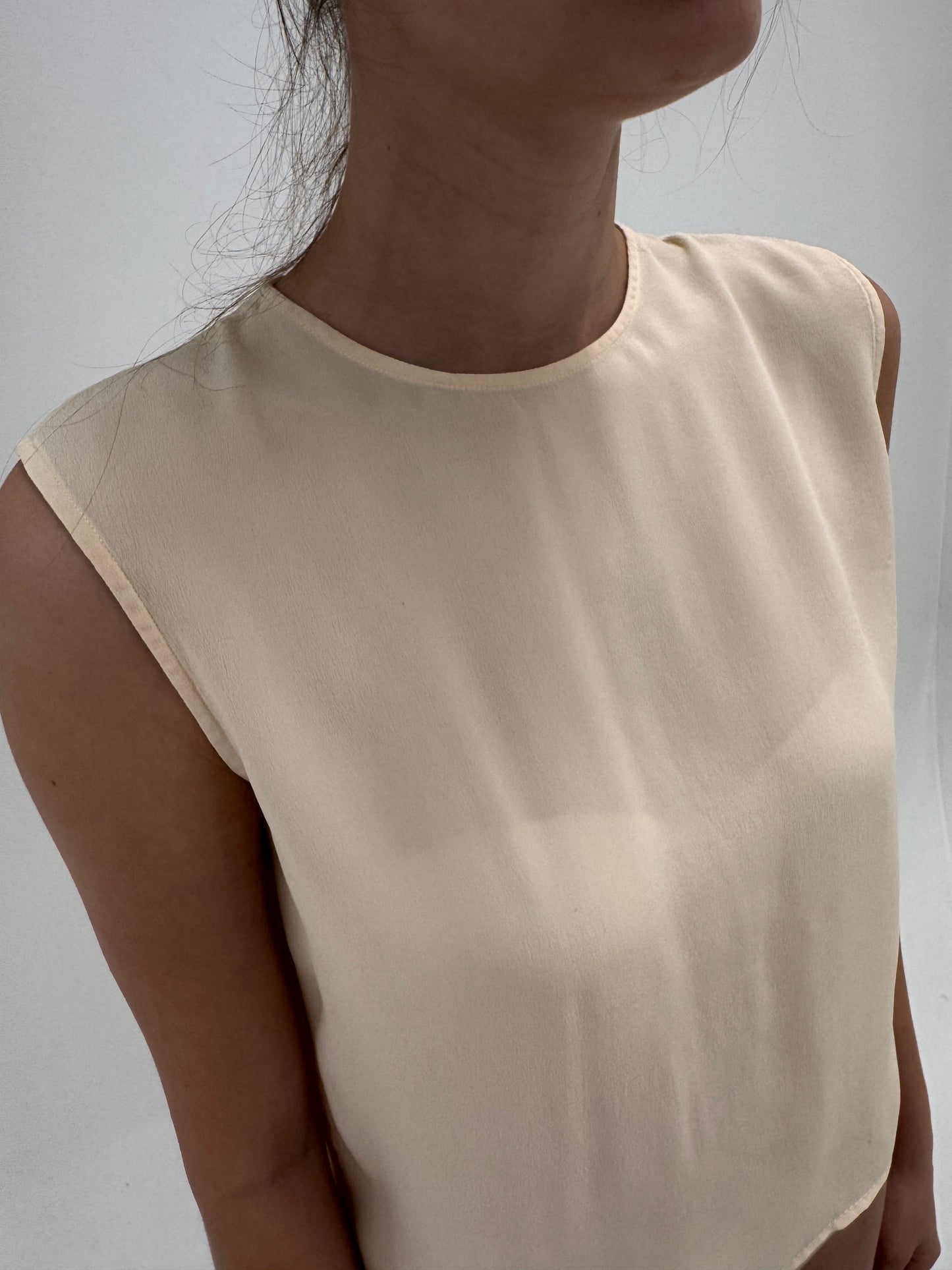 Top din mătase naturală butter white în croi minimalist