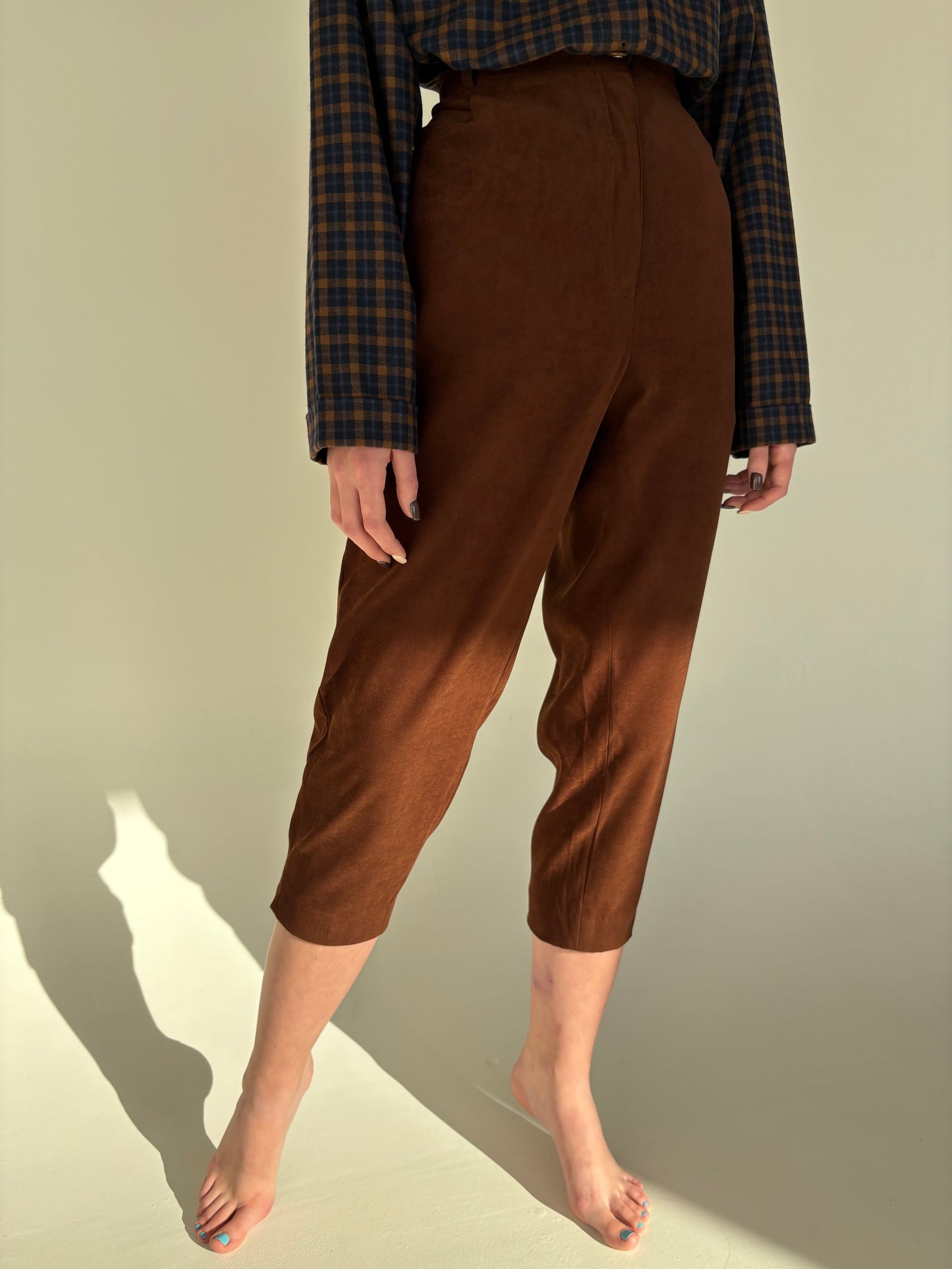 Pantaloni petite caramel brown buc talie ultra înaltă și aspect de piele întoarsă