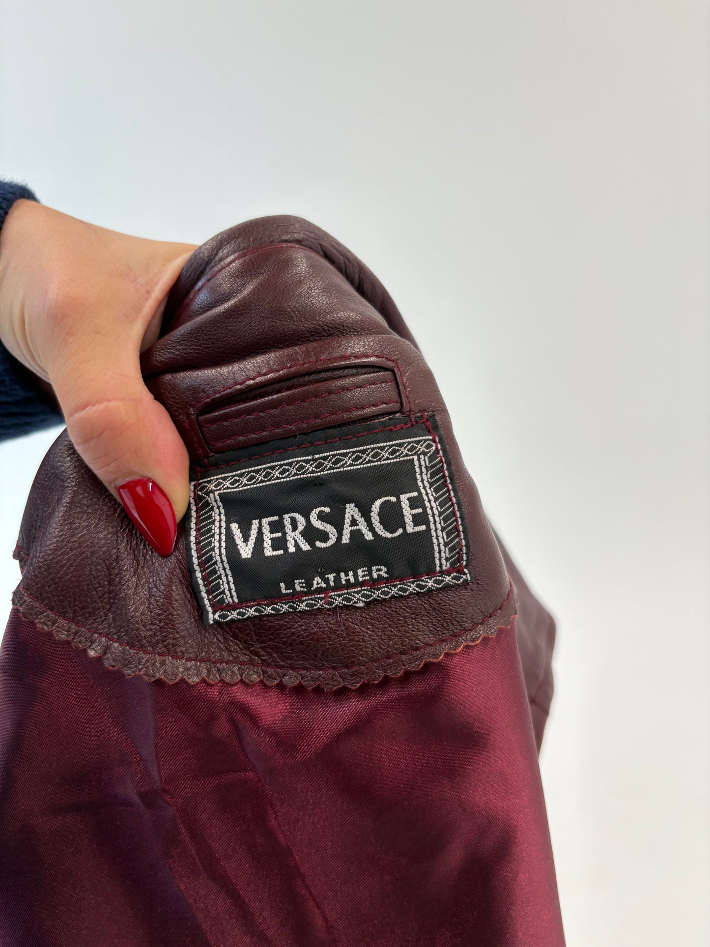 Geacă Versace din piele naturală burgundy  moale în croi ușor cambrat