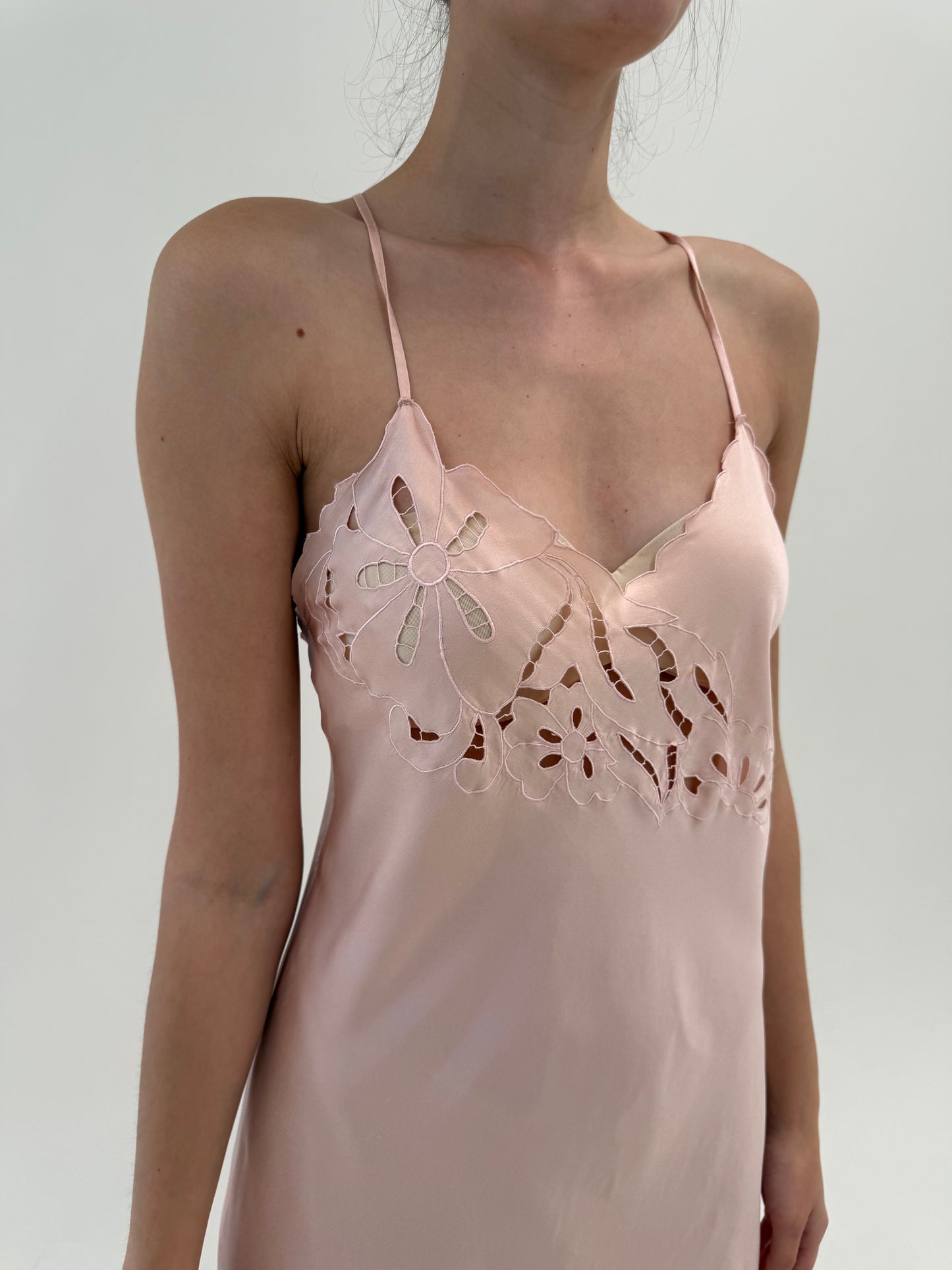 Rochie tip furou cu broderie anglaise manuală maxi in bie powder Pink