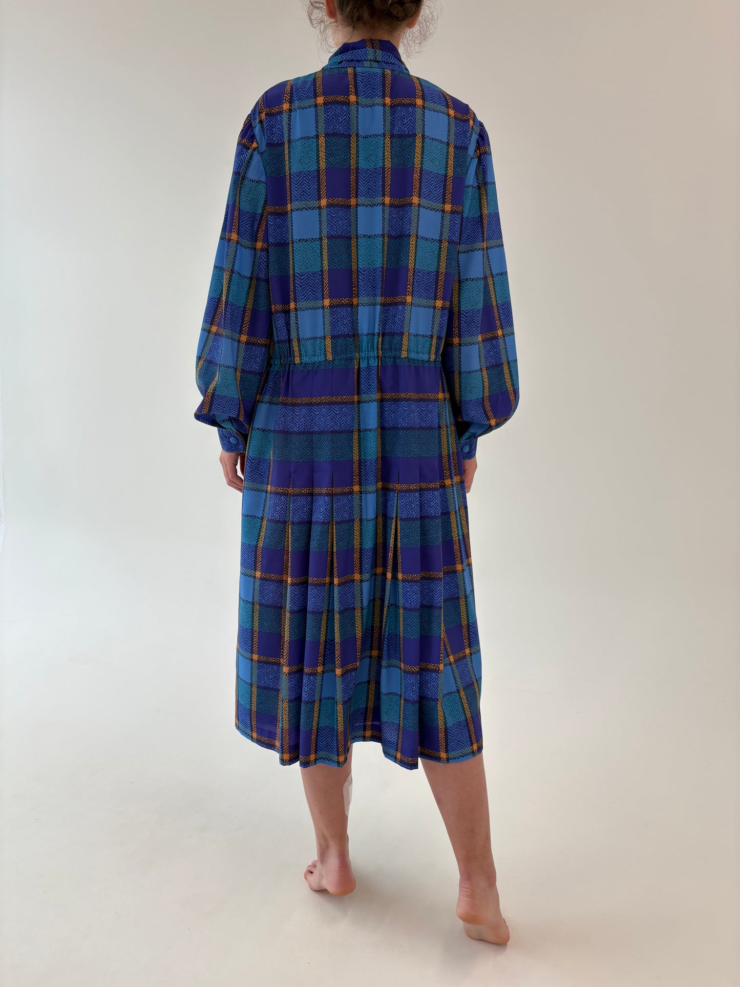 Rochie vintage în carouri cu talie marcată, fustă plisată și buzunare