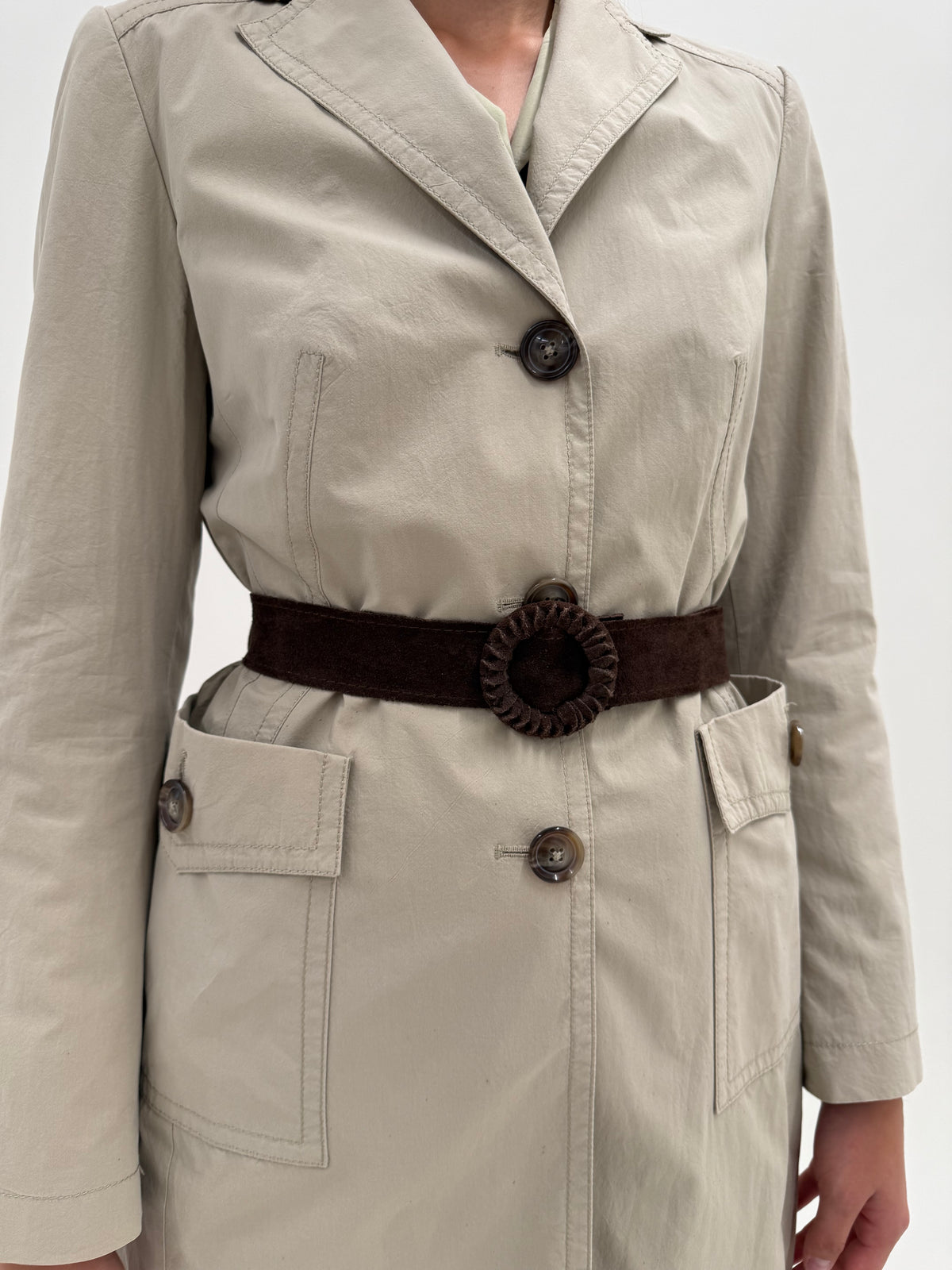 Trench Escada warm gray in croi clasic cu centura din piele naturală și nasturi maro