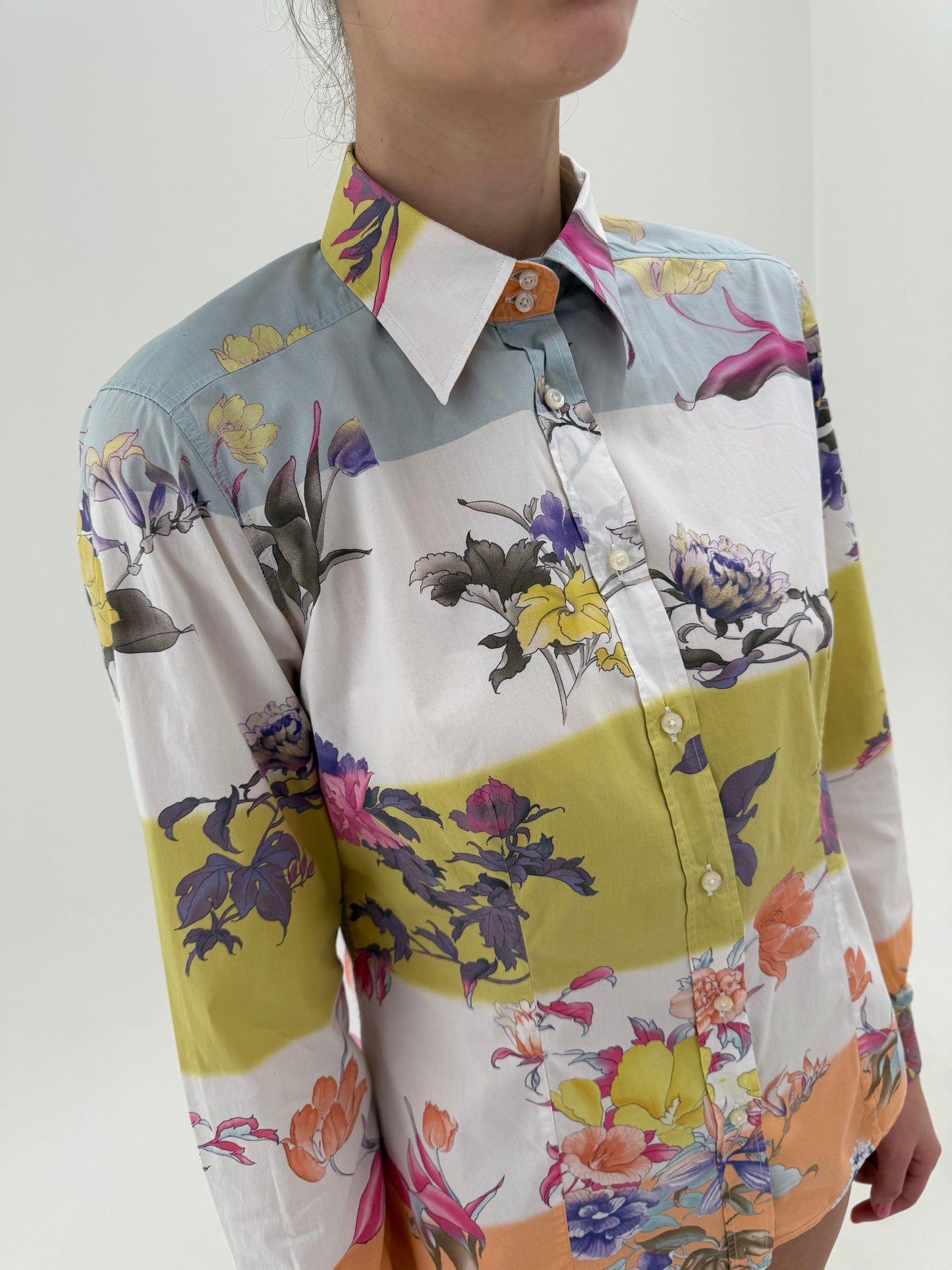 Cămașa luxury Etro în dungi și print floral specific brandului