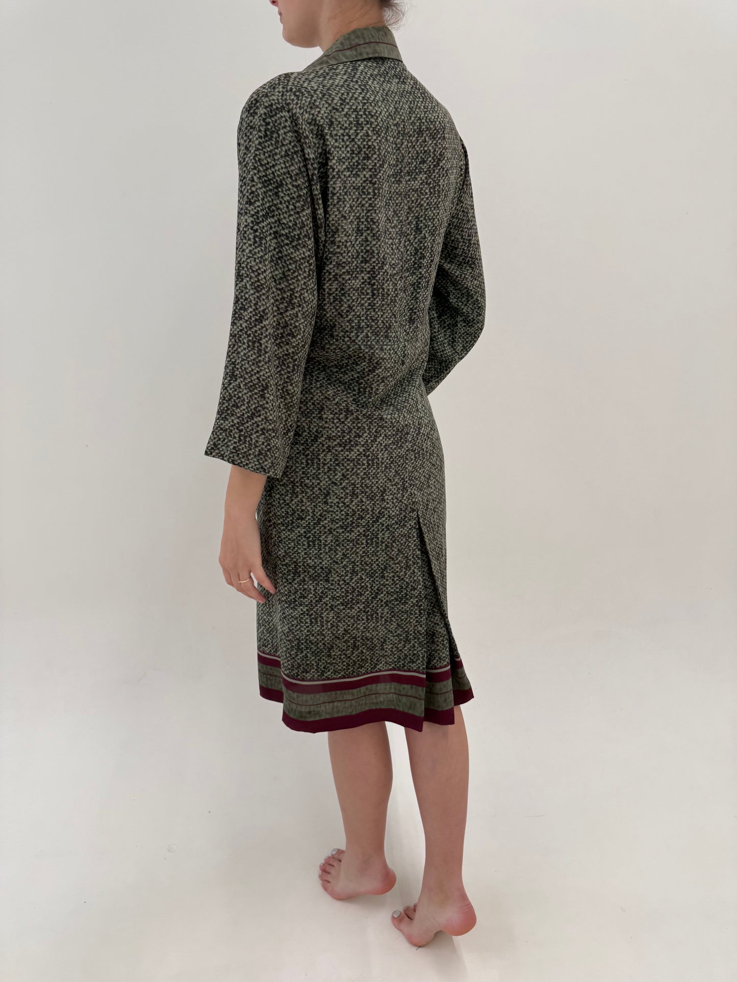 Rochie excepțională din mătase naturală cu mâneci ușor evazate și inserții burgundy