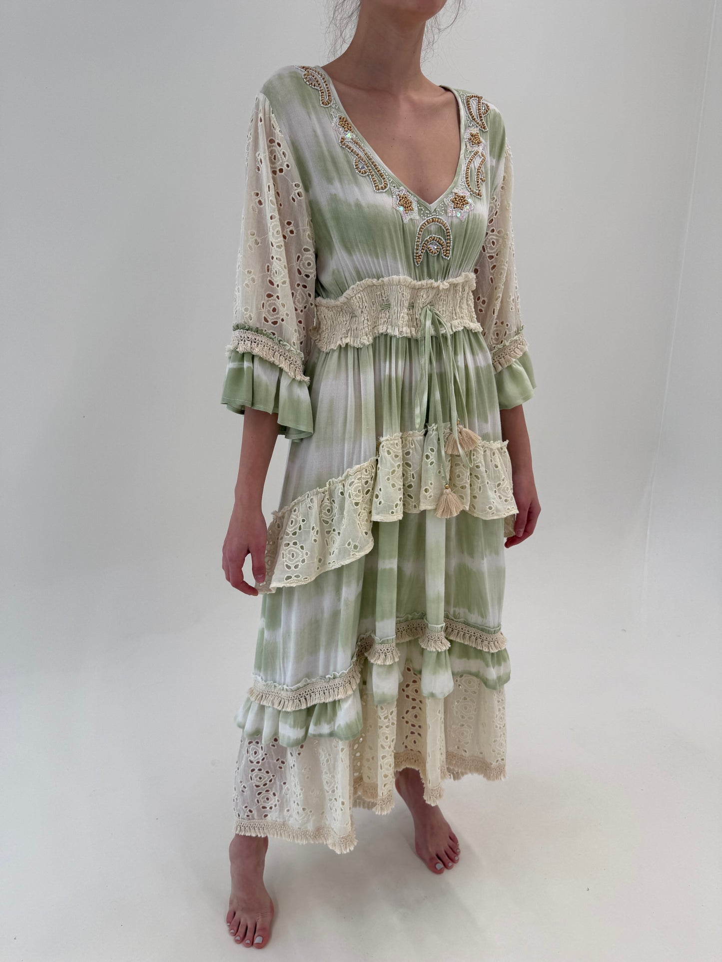Rochie maxi in stil boho cu inserții de macrame si broderie anglaise