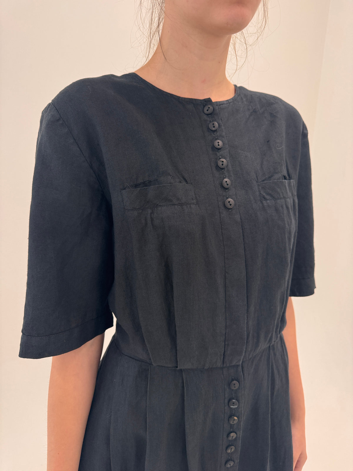 Rochie maxi neagră din in premium cu talie ultra înaltă marcată și buzunare