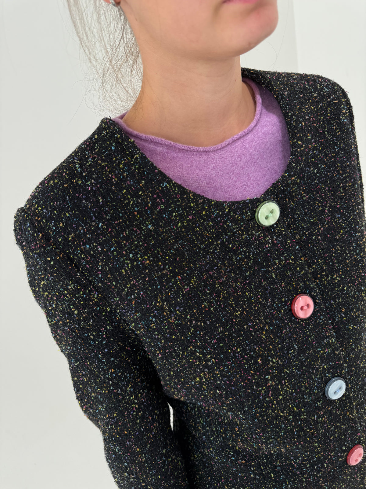 Sacou cambrat în croi lung din tweed negru curcubeu și nasturi pastel