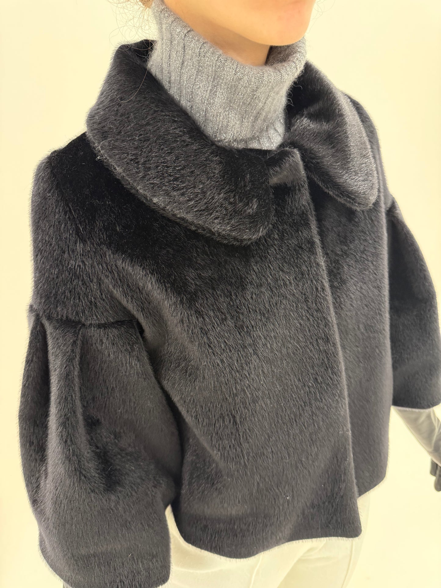 Blană neagră eco în croi stil capa