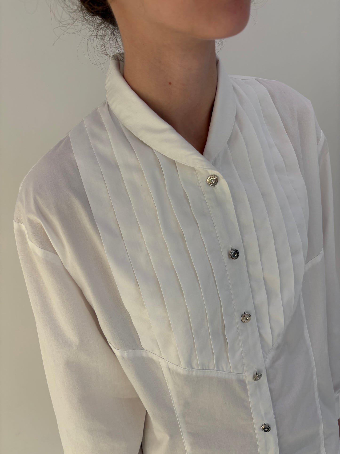 Cămașa high end cu pliseuri decorative în croi ușor cambrat