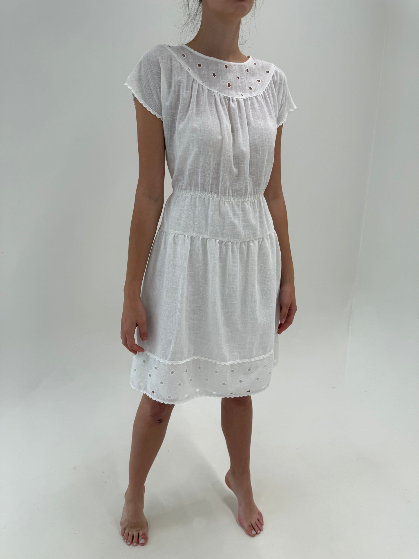 Rochie albă din panzica de bumbac cu broderie anglaise