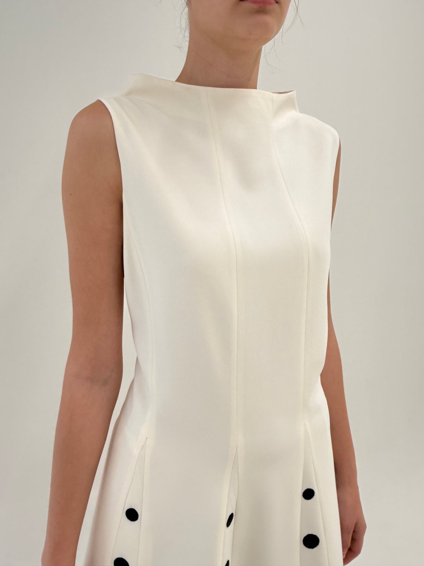 Rochie Moschino butter white în croi minimalist cu buline