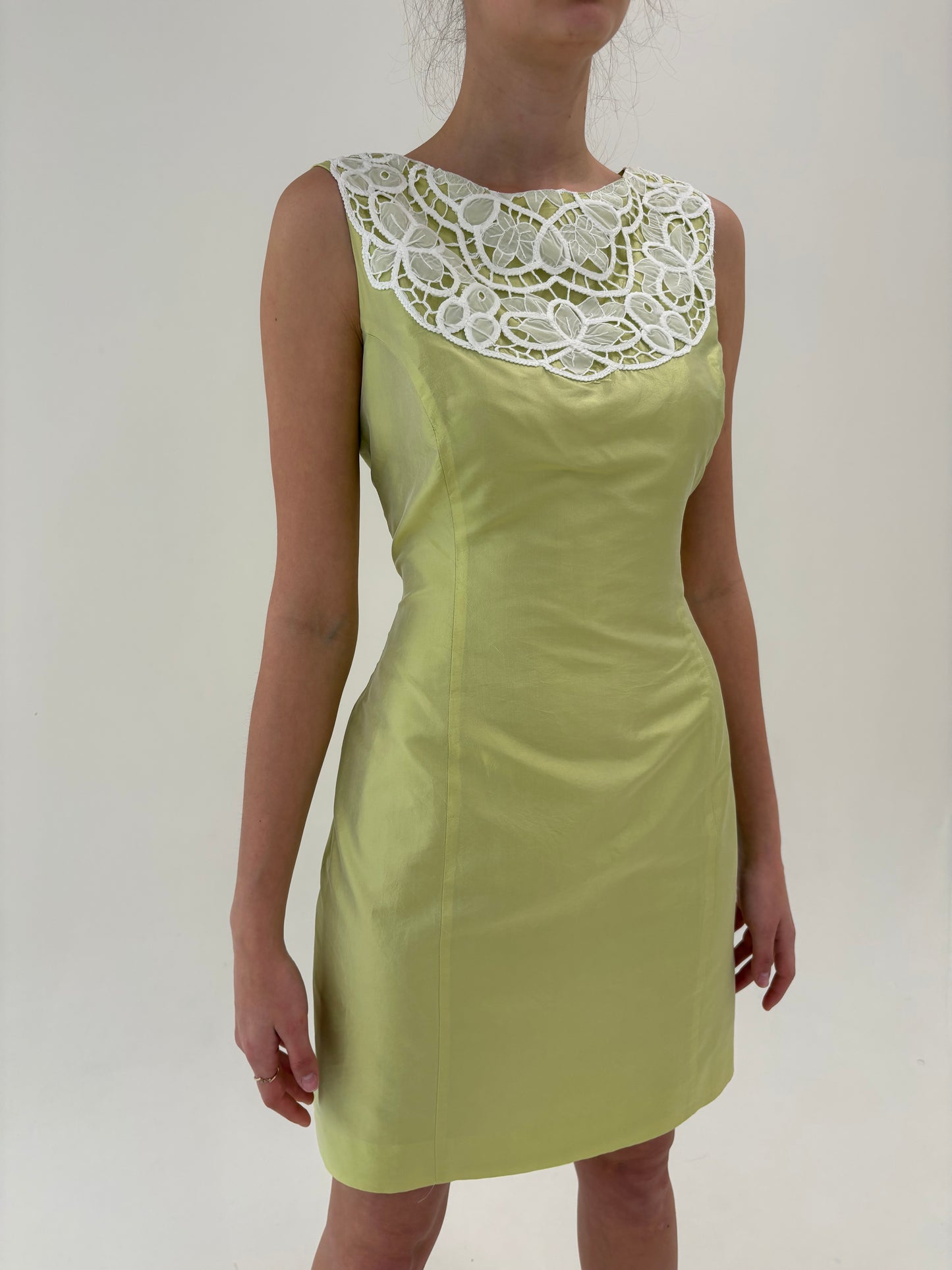 Rochie din mătase naturală dupioni verde crud cu dantelă macrame