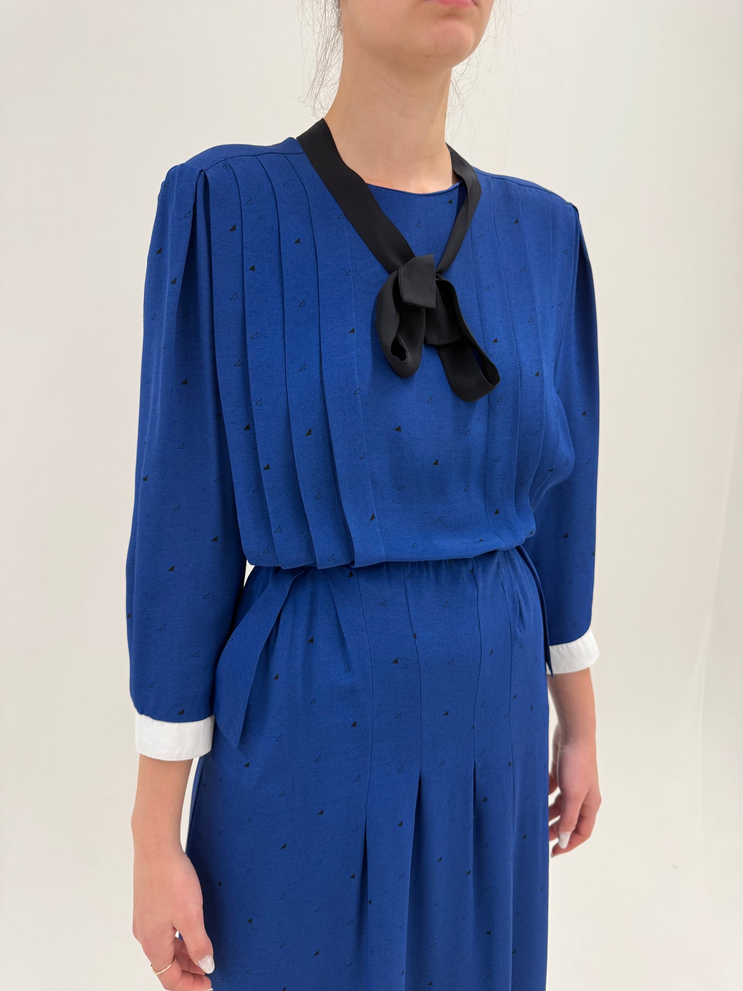 Rochie vintage albastru cerneală cu manșete contrastante și buzunare