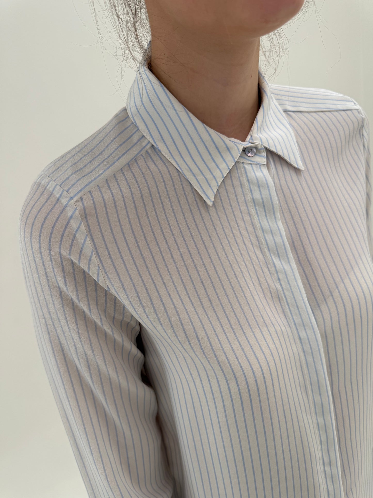 Cămașa nouă italiană din mătase naturală gama Max Mara cu dungi fine baby blue