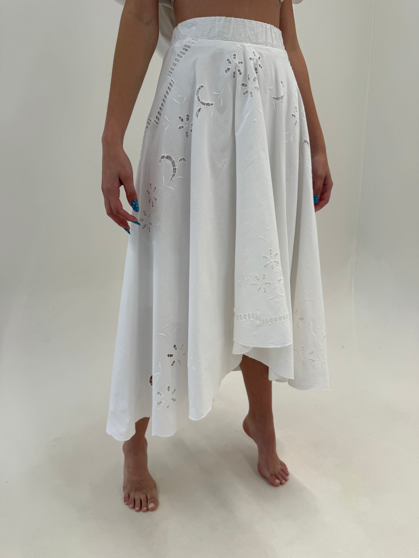 Fustă ultra chic bijuteriecu broderie manuală din pânză fină în croi mai lung la spate