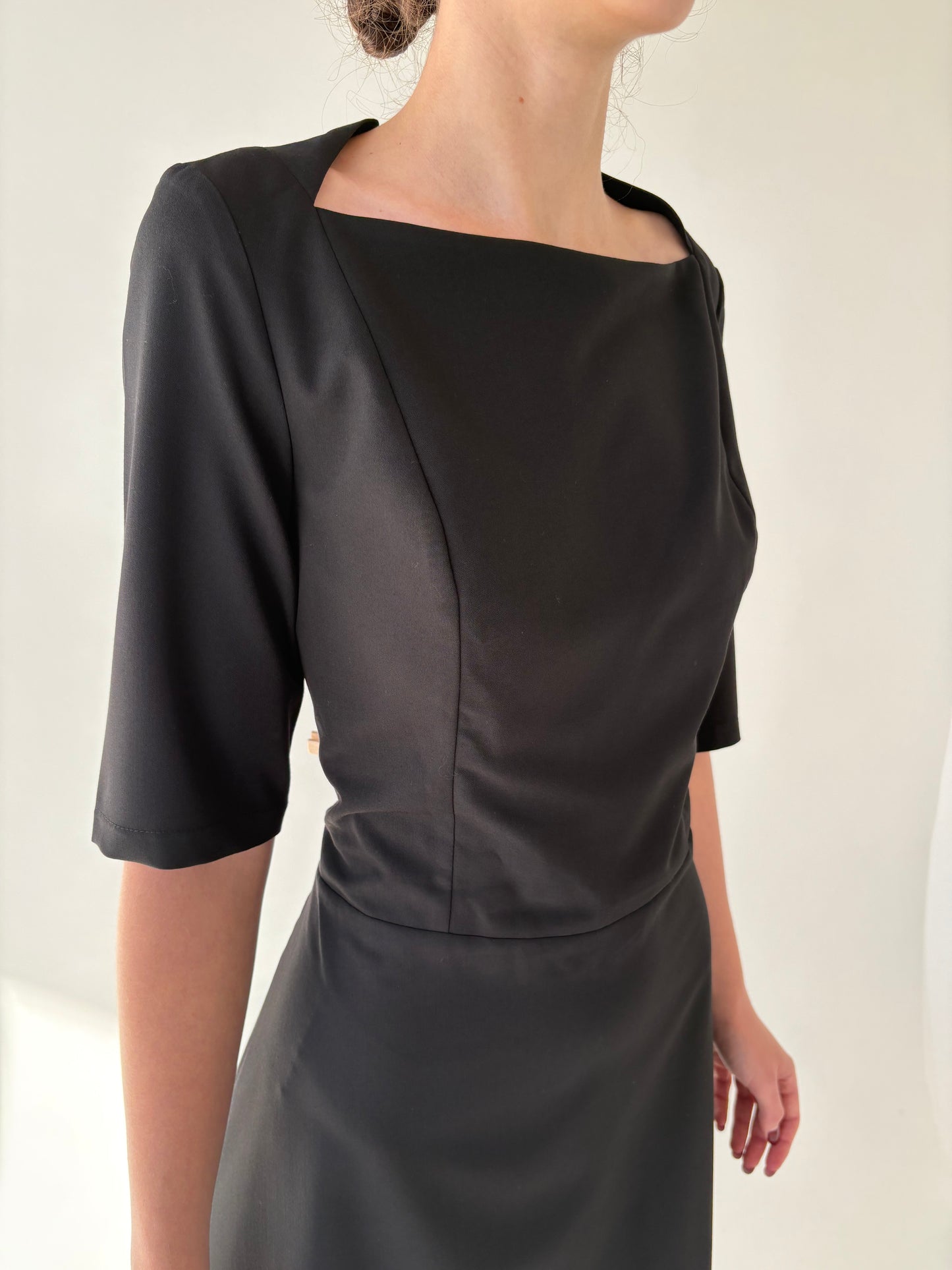 LBD ușor modelator de la business la seara cu talie marcată
