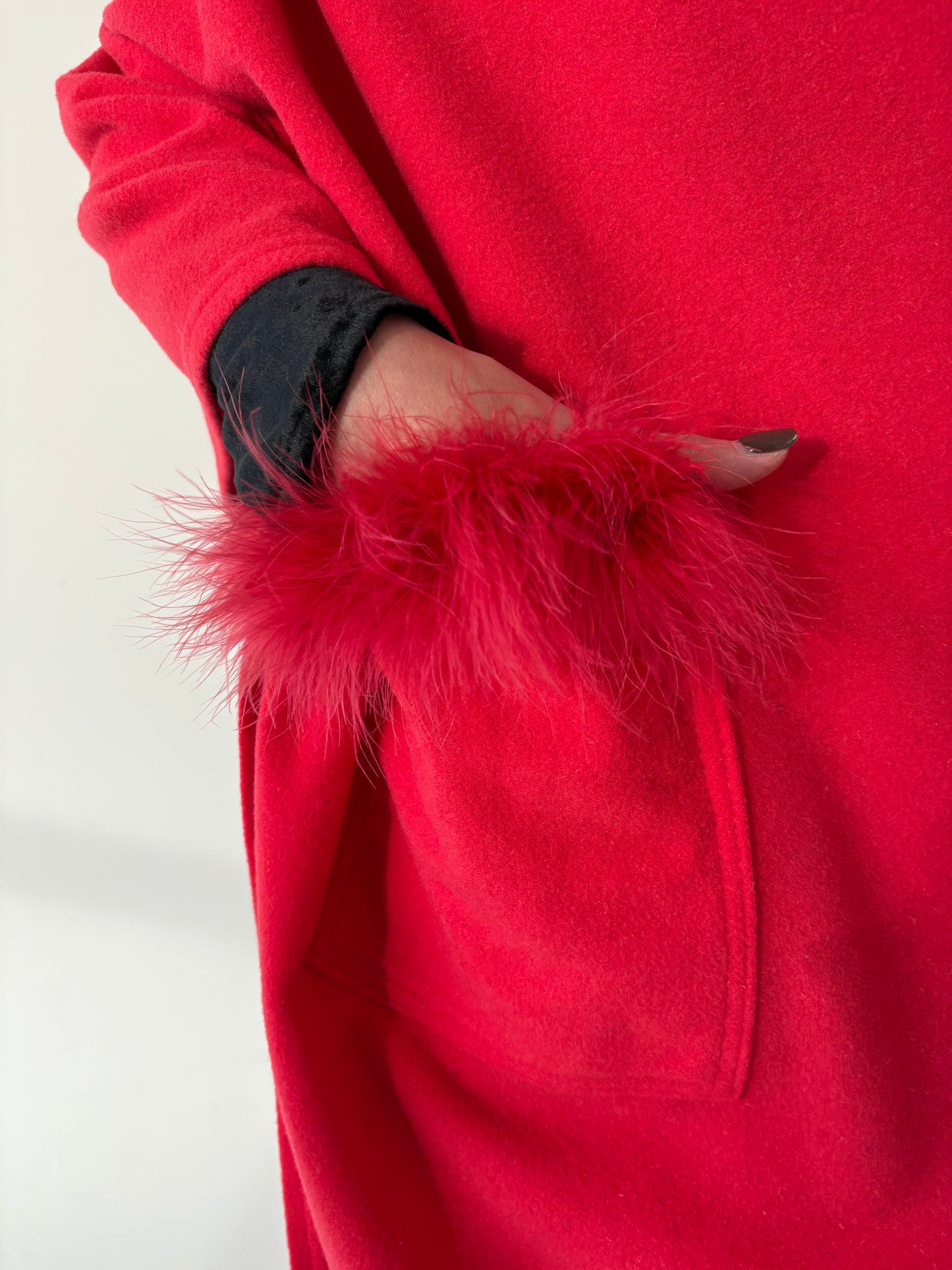 Capa rasberry red din stofă de lana extrafina cu pene naturale