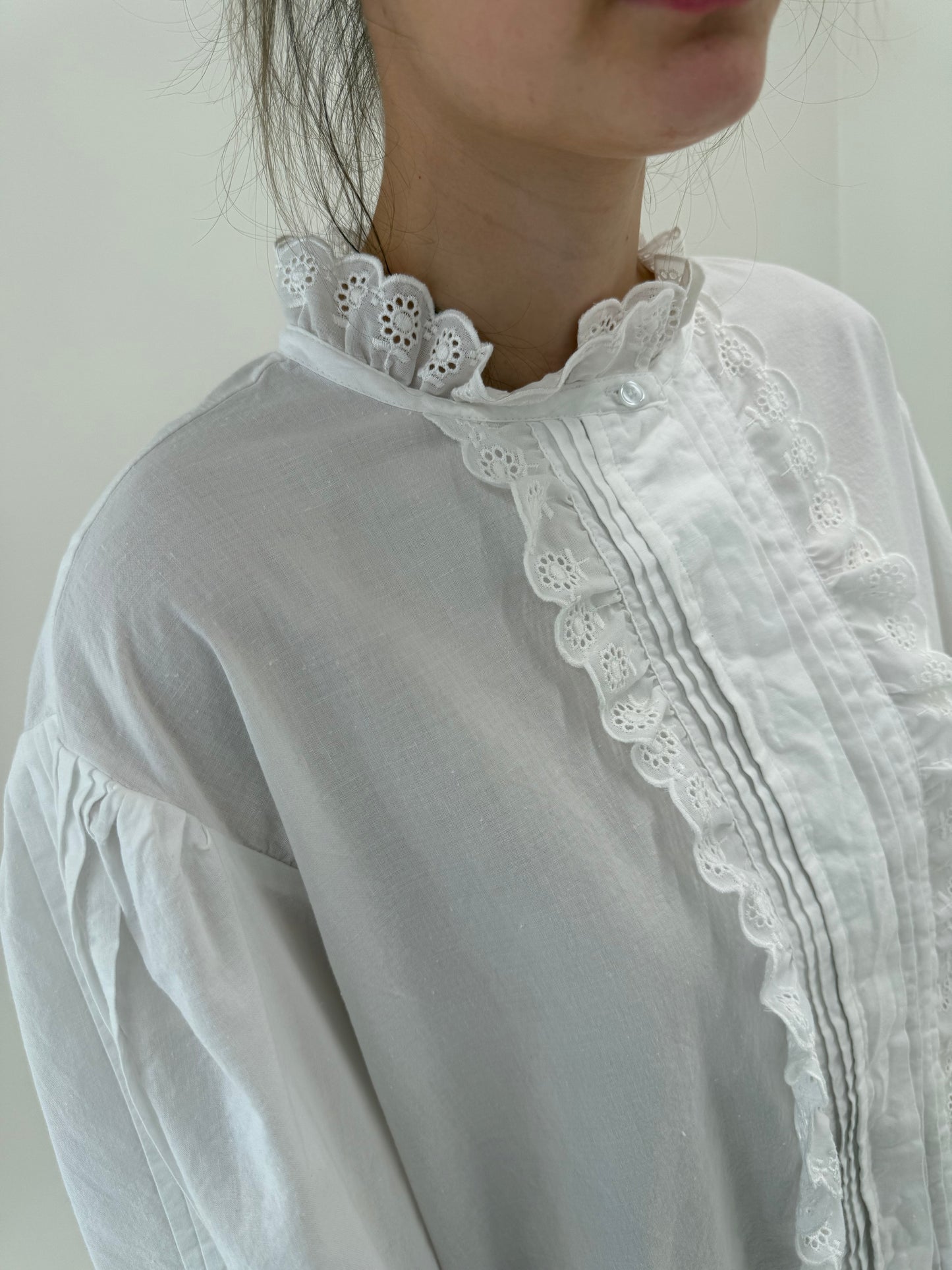 Cămașa vintage cu umeri bufanți, mini jabou și broderie anglaise