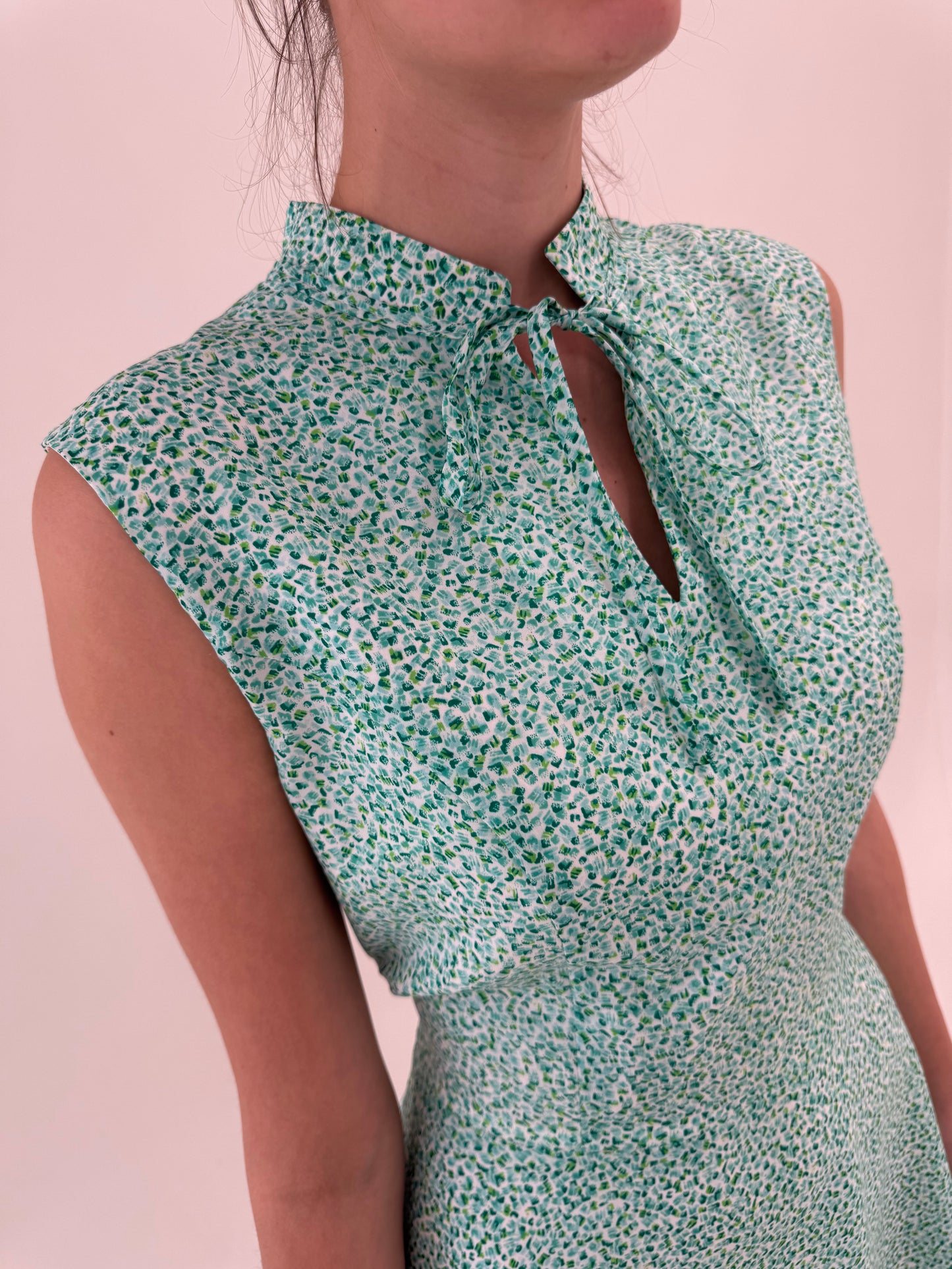 Rochie vintage în croi de ani 50 cu print delicat în nuanțe de verde