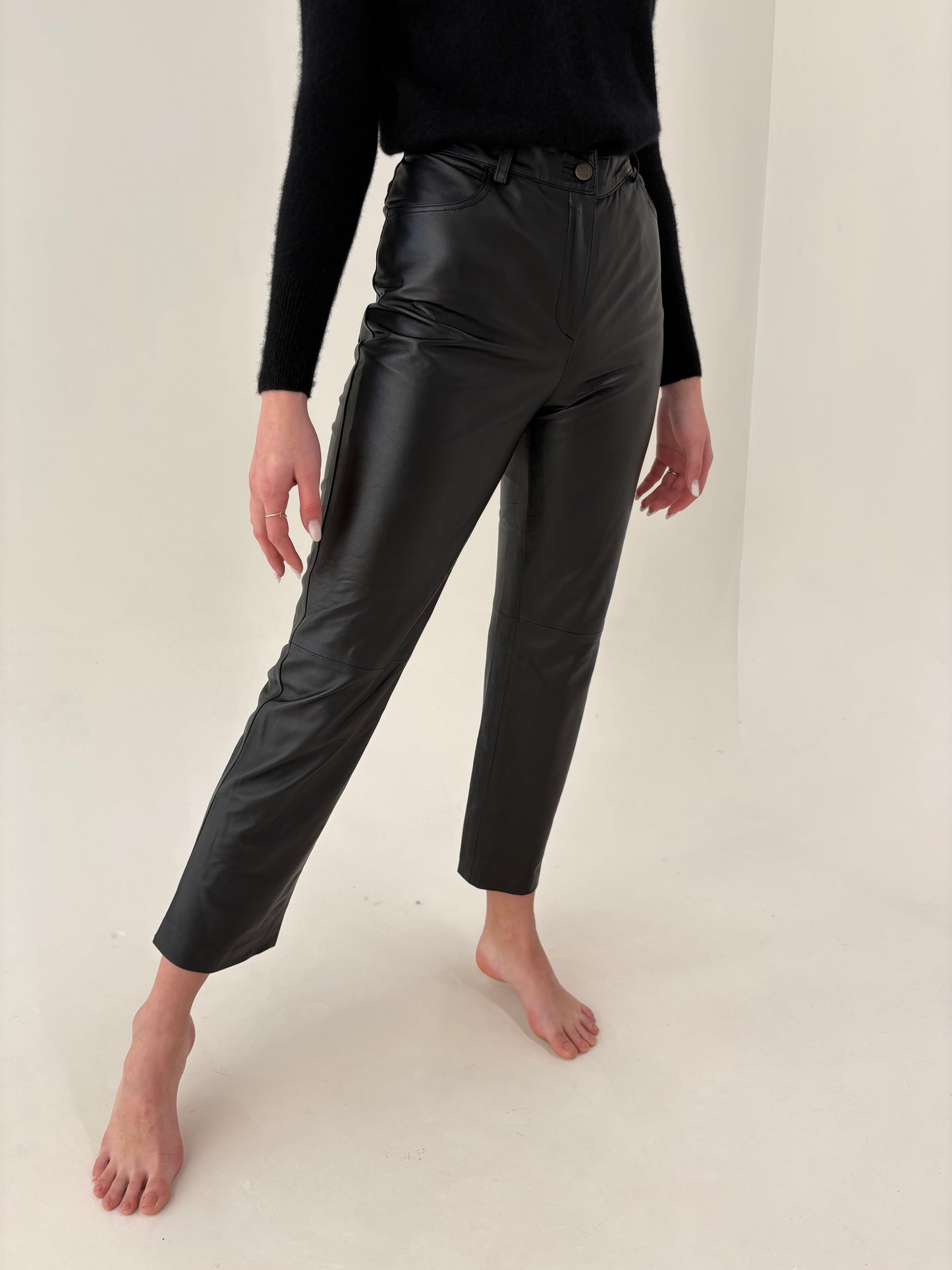 Pantaloni negri din piele naturală moale cu talie înaltă