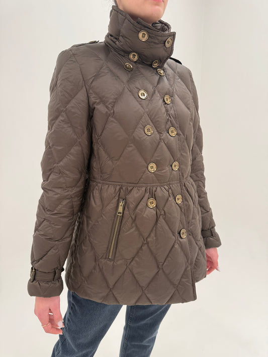 Geacă Burberry de primăvară kaki cu talie ușor marcată de la business la casual