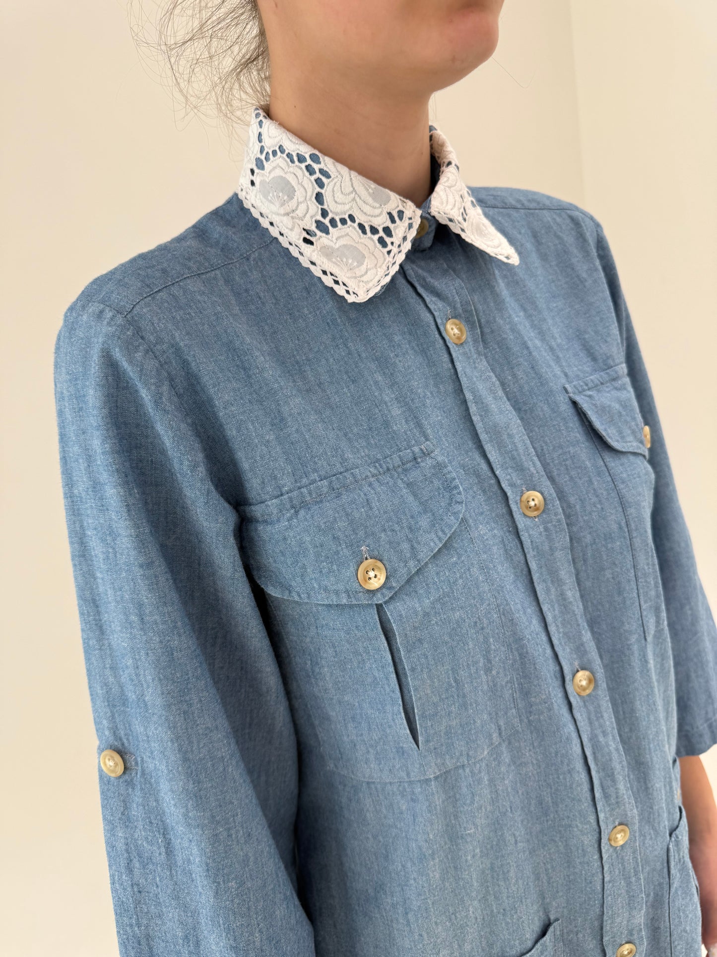 Rochie jeans blue cu nasturi aurii și guler cu broderie anglaise manual