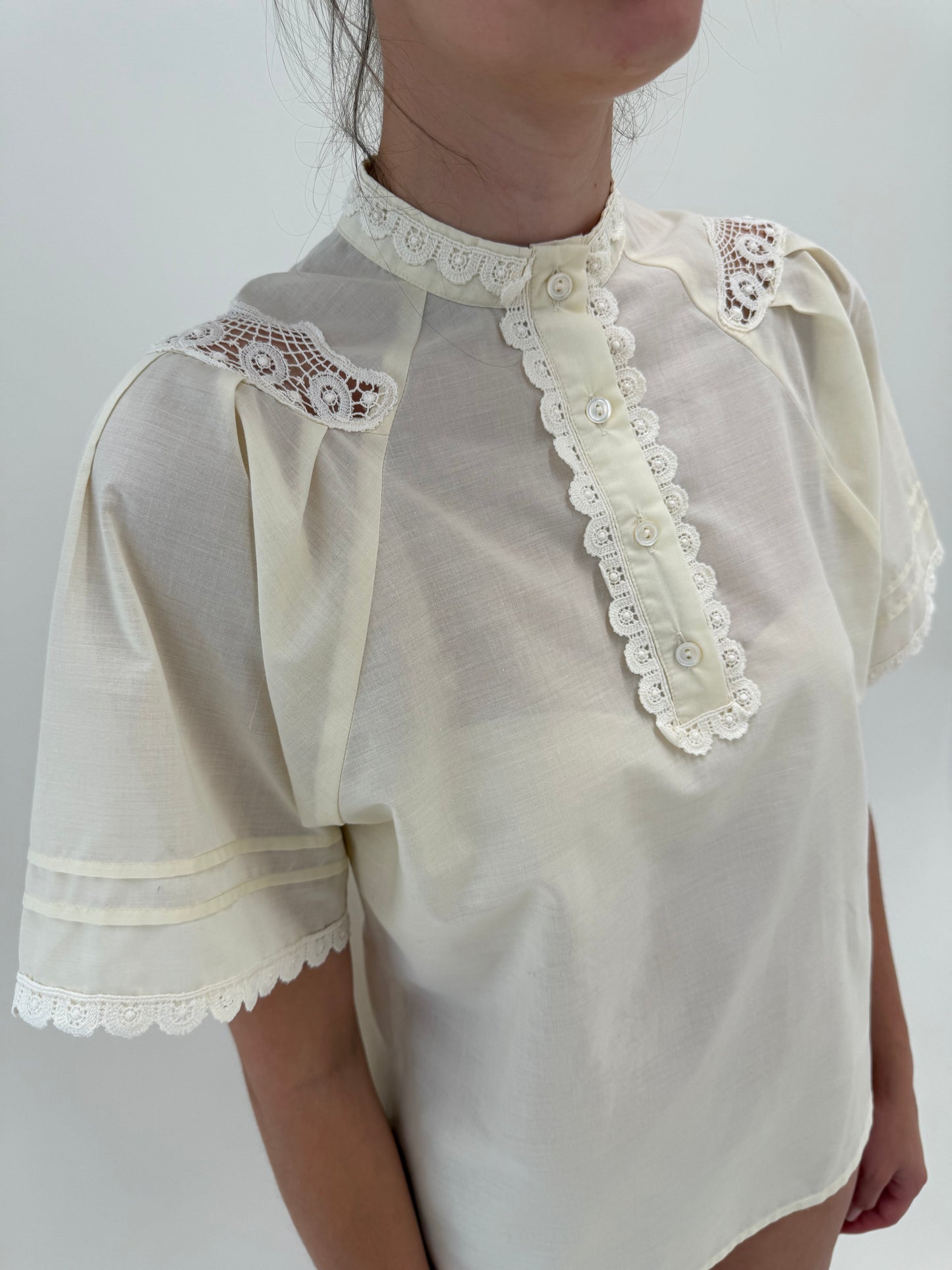 Cămașa vintage pale butter yellow cu inserții de dantelă macrame lucrată manual