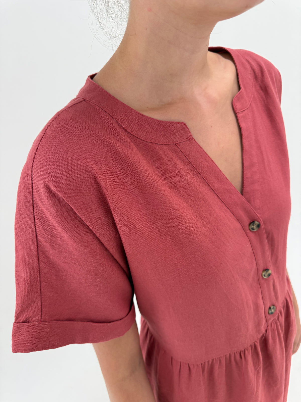 Rochie muted rosewood din in premium în croi actual cu talie marcată