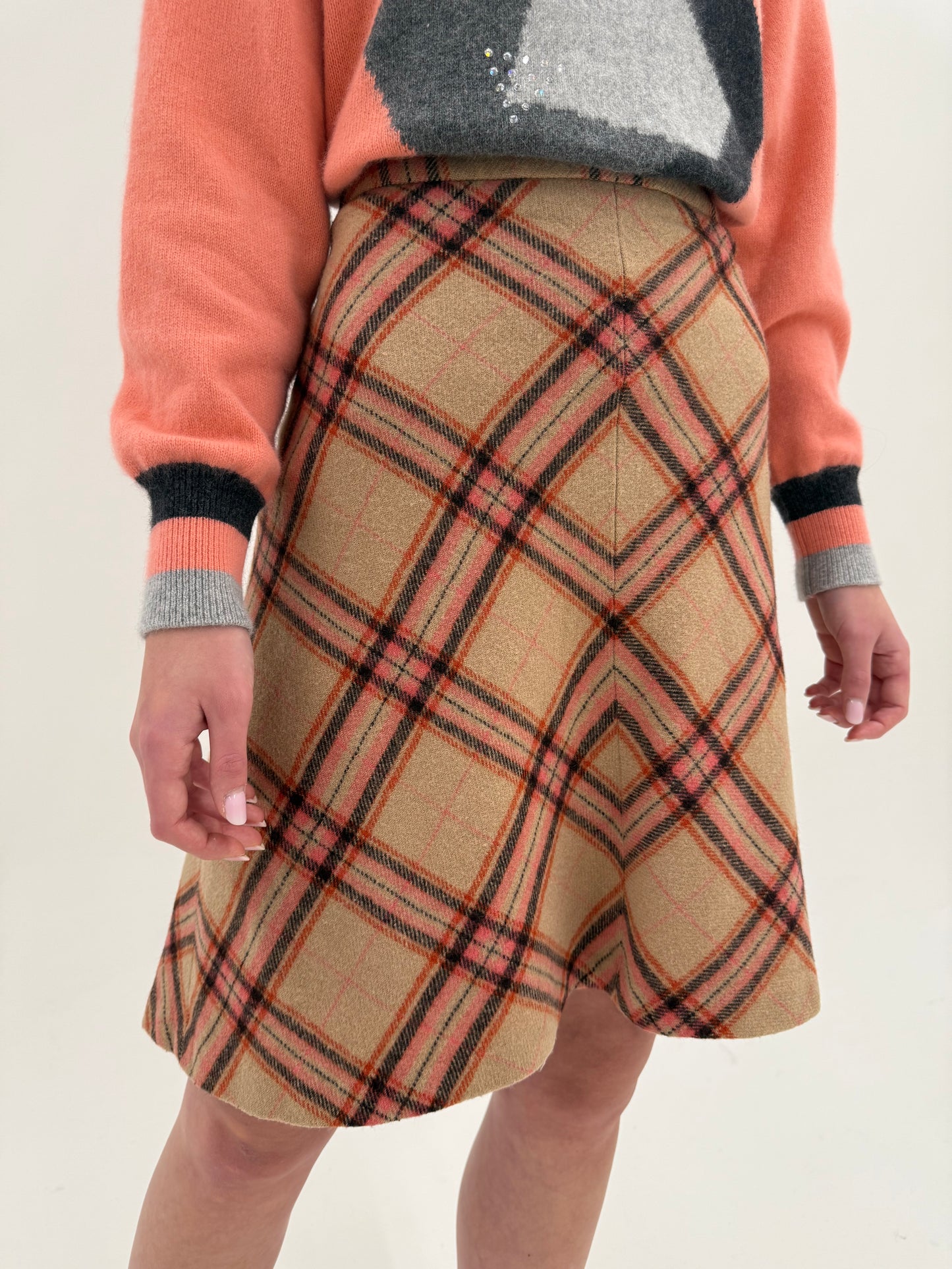 Fustă camel în bie din lana groasă în carouri burgundy ai roz