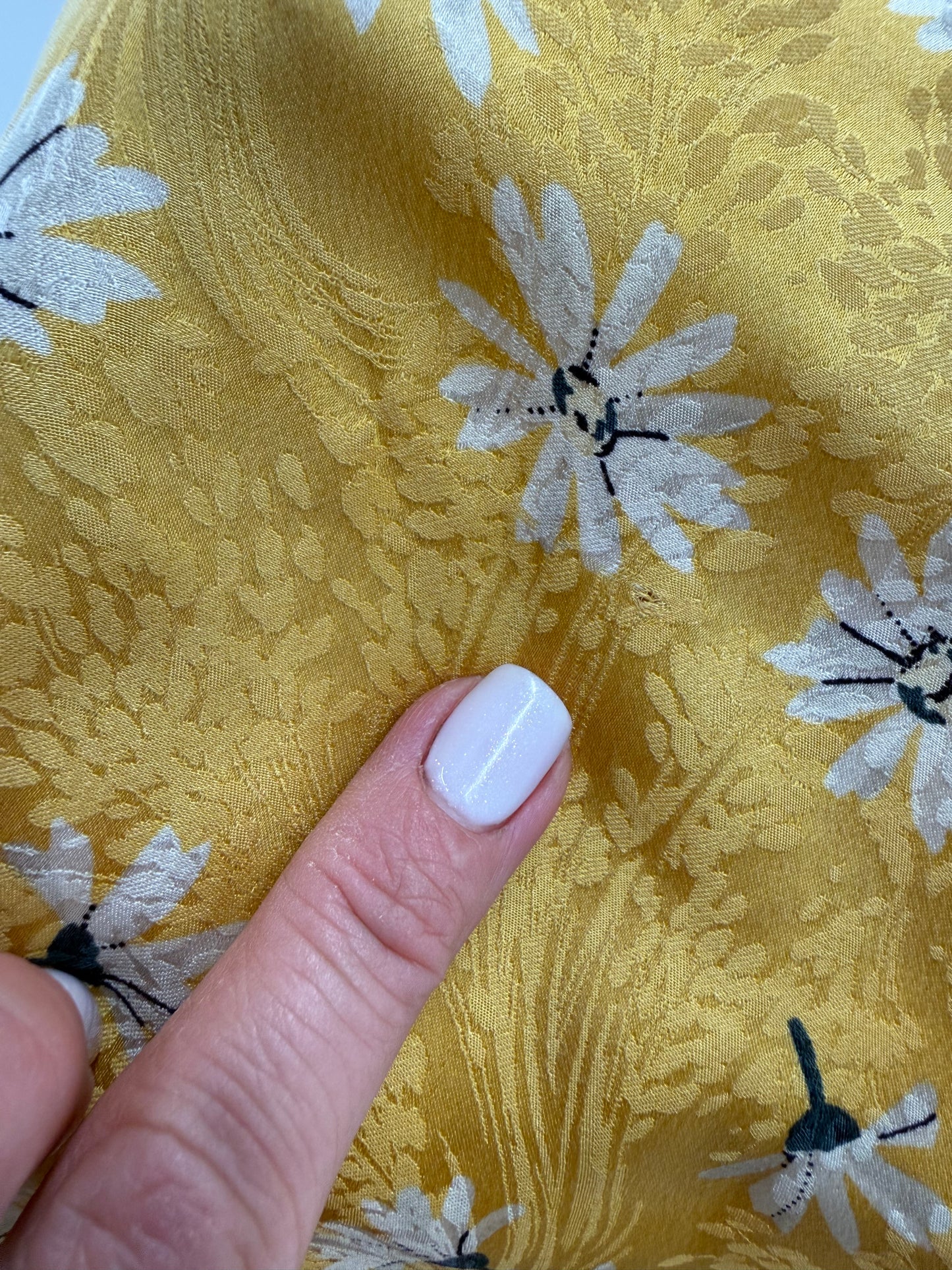 Eșarfă cu print floral delicat din mătase naturală ușor texturată