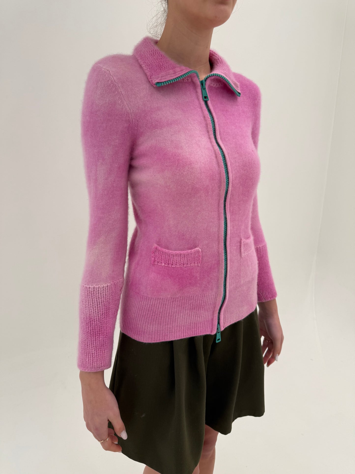 Jacheta Barbie Pink din cașmir multiply excepțional cu influențe casual