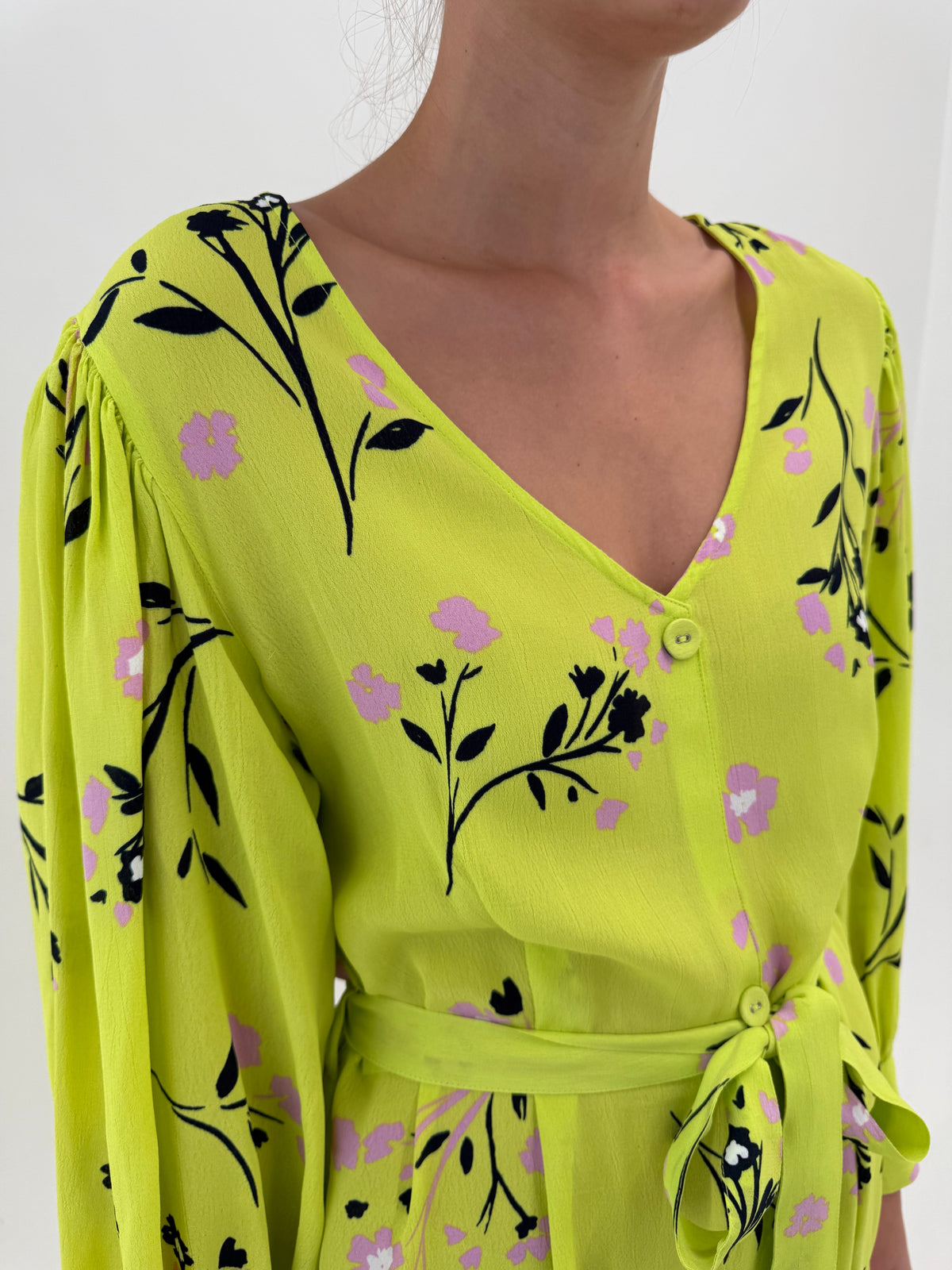 Rochie maxi din crep electric green cu mâneci ample, manșete înalte și cordon