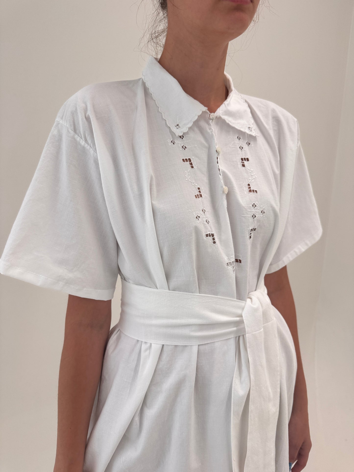 Rochie maxi bijuterie din pânză de in cu broderie manuală delicată și cordon