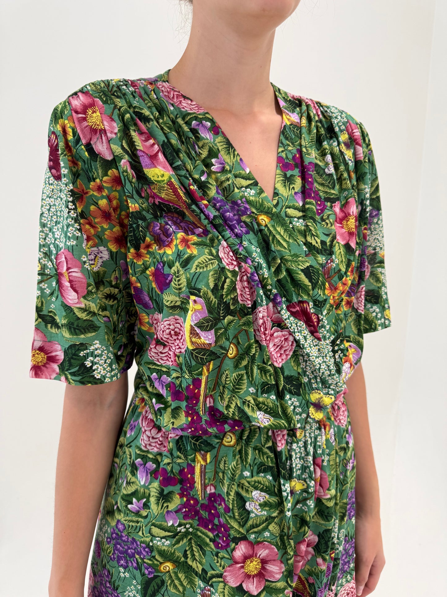 Rochie vintage din panzica în culori superbe și croi drapat petrecut