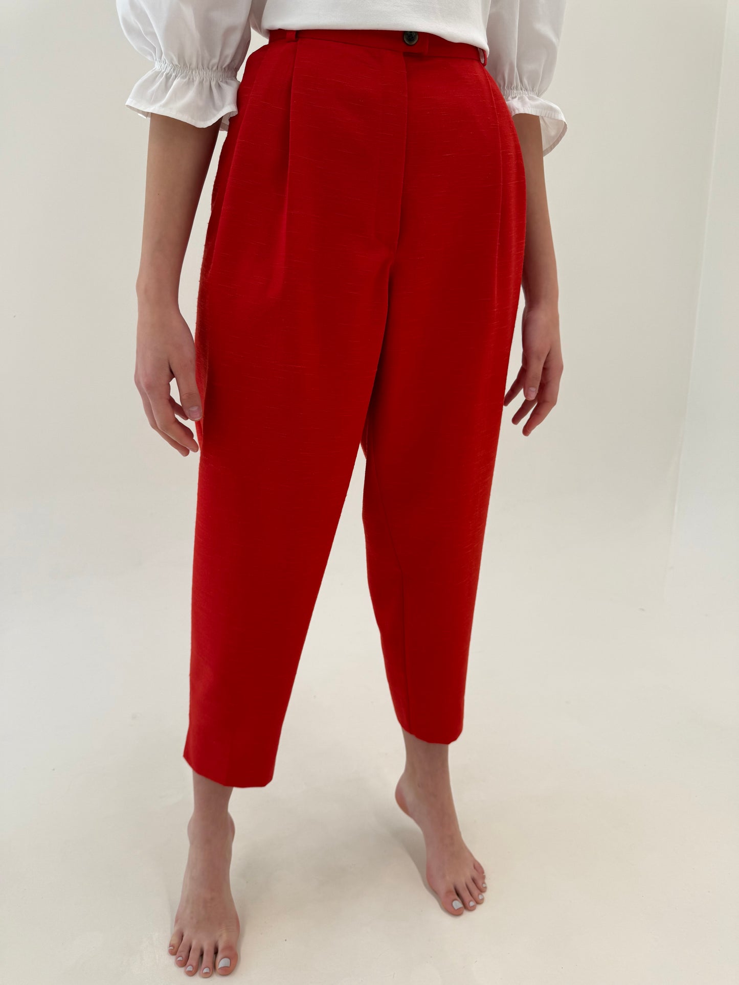 Costum roșu tare din pânză cu închidere dublă și pantaloni cu pense