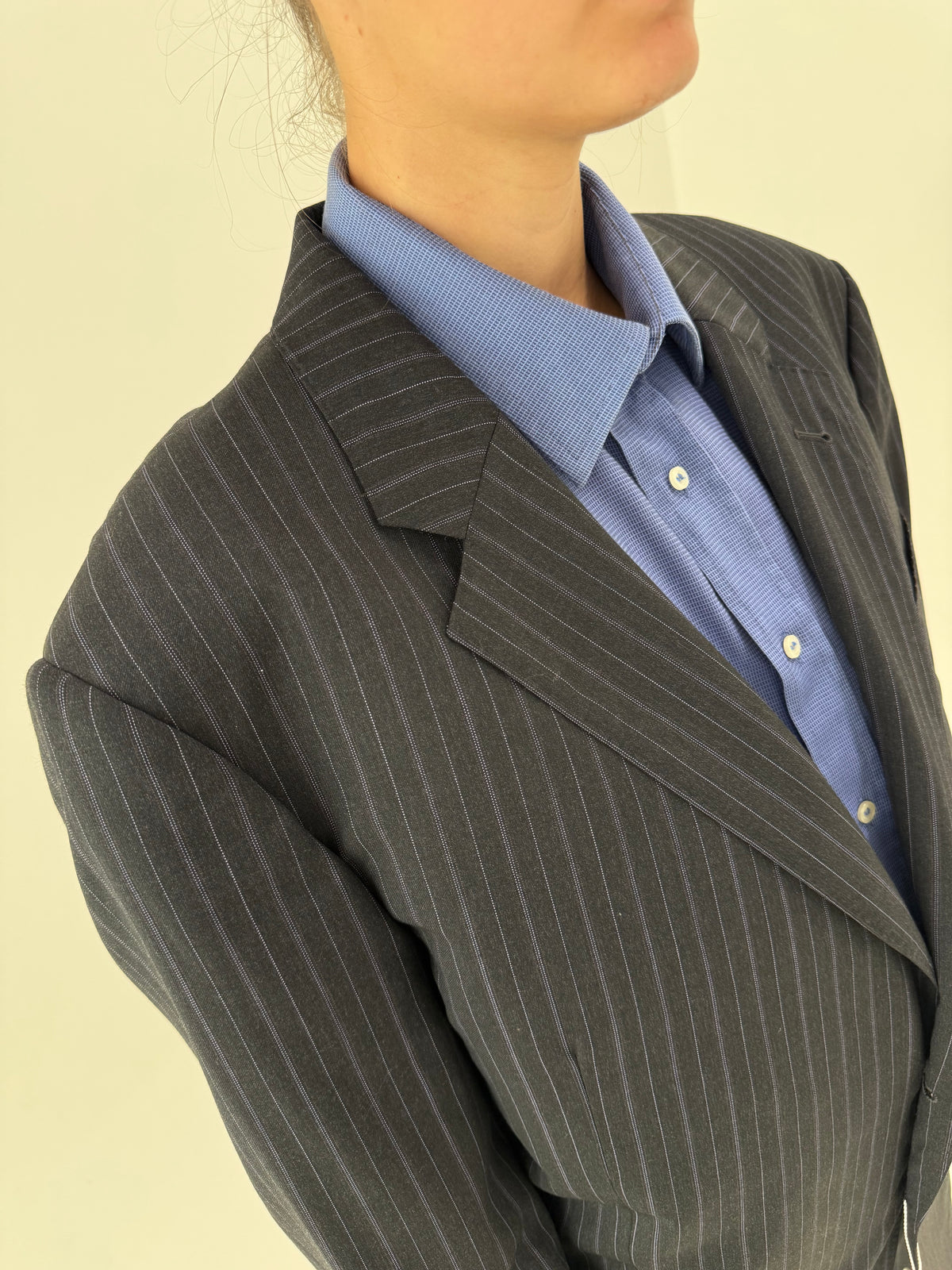 Costum Armani petite nou cu eticheta din lana excepțională cu dungi fine verticale