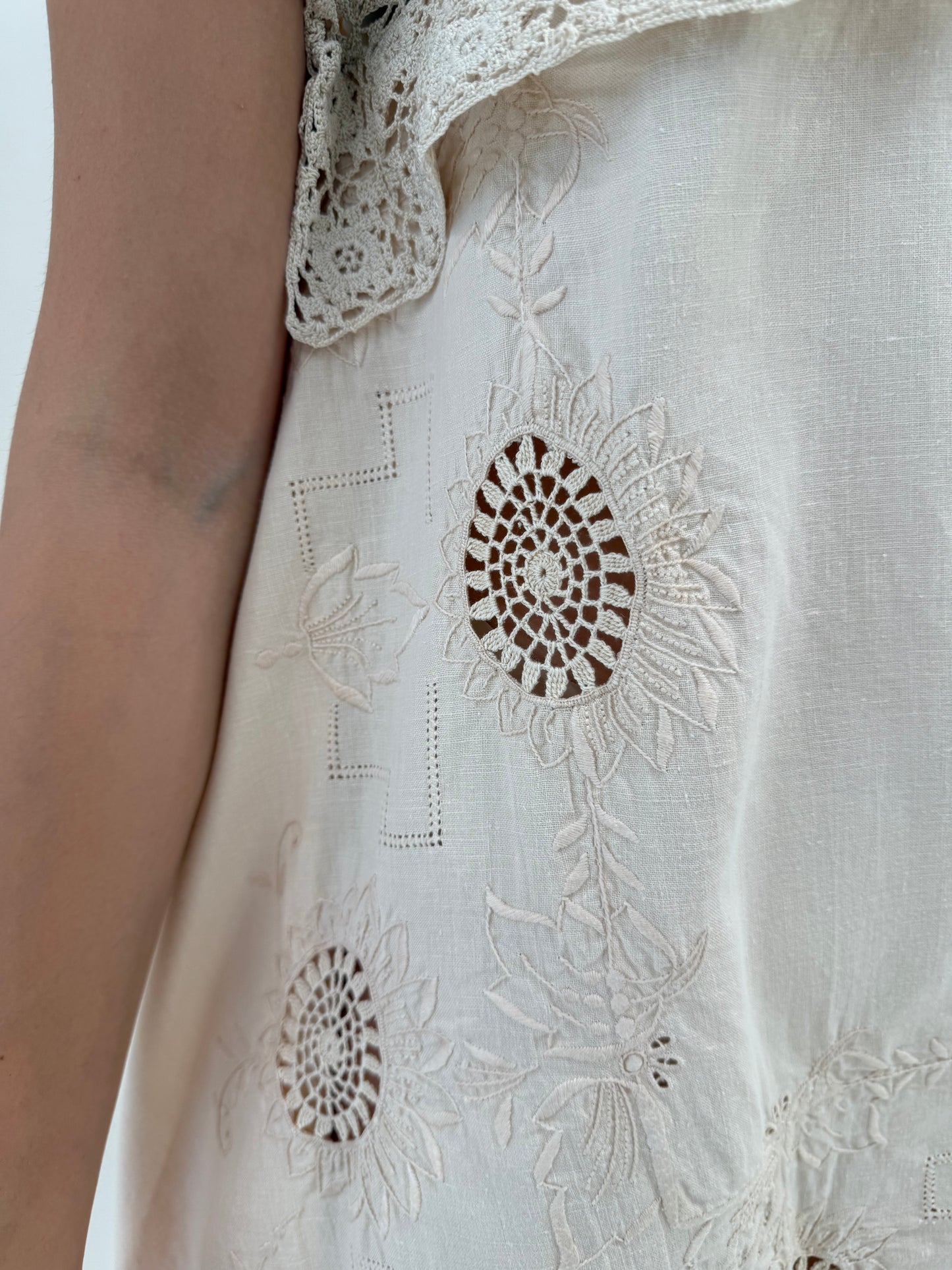 Rochie maxi bijuterie cu broderie manuală și macrame lucrat manual din pânză de in