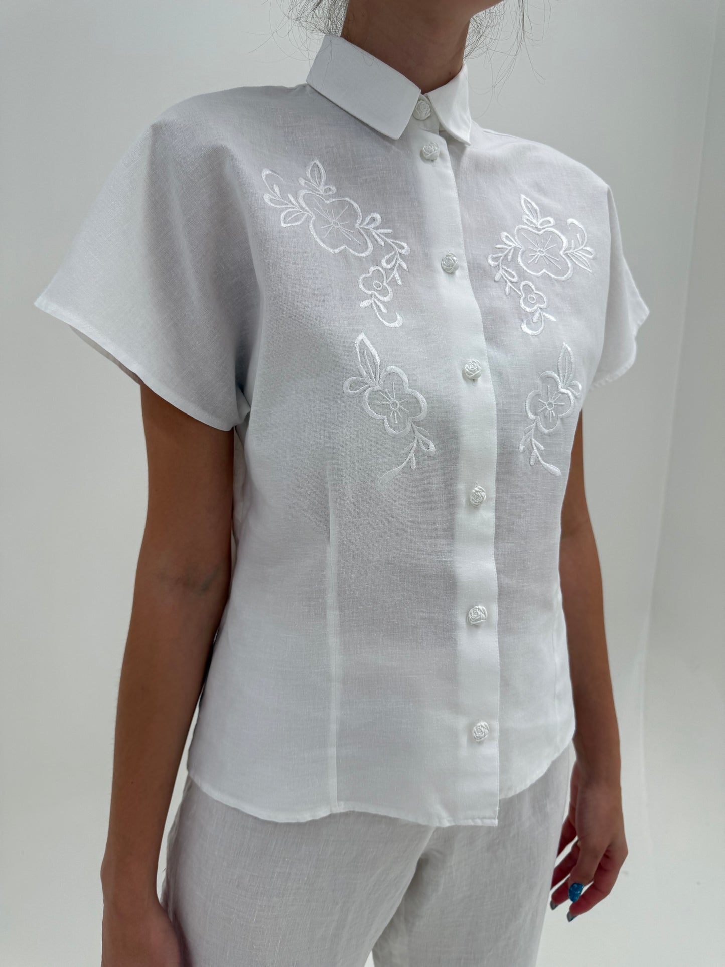 Cămașa din pânză fină de in în croi chic cu broderie