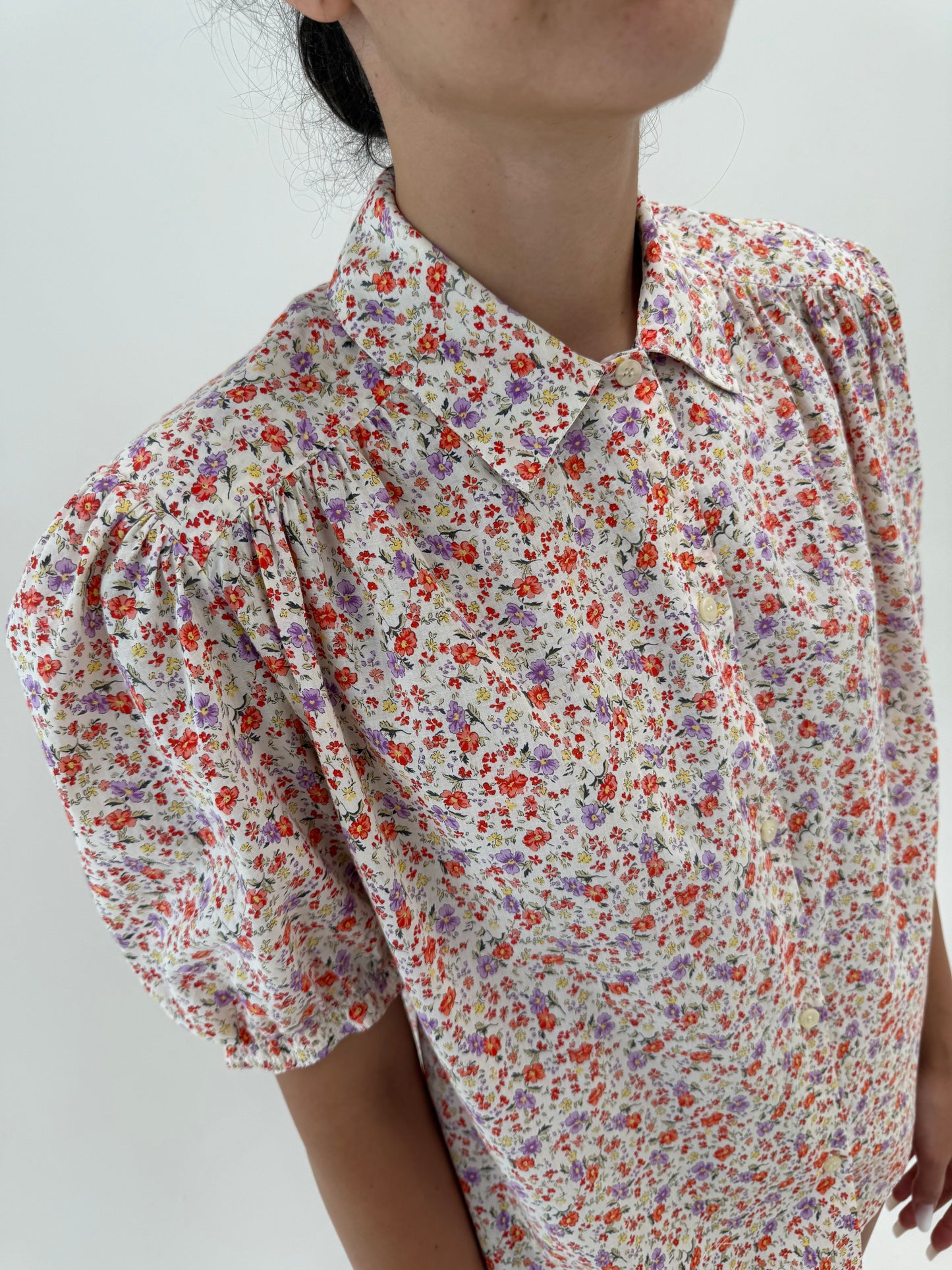 Cămașa vintage din panzica de bumbac cu umeri bufanți și print floral delicat