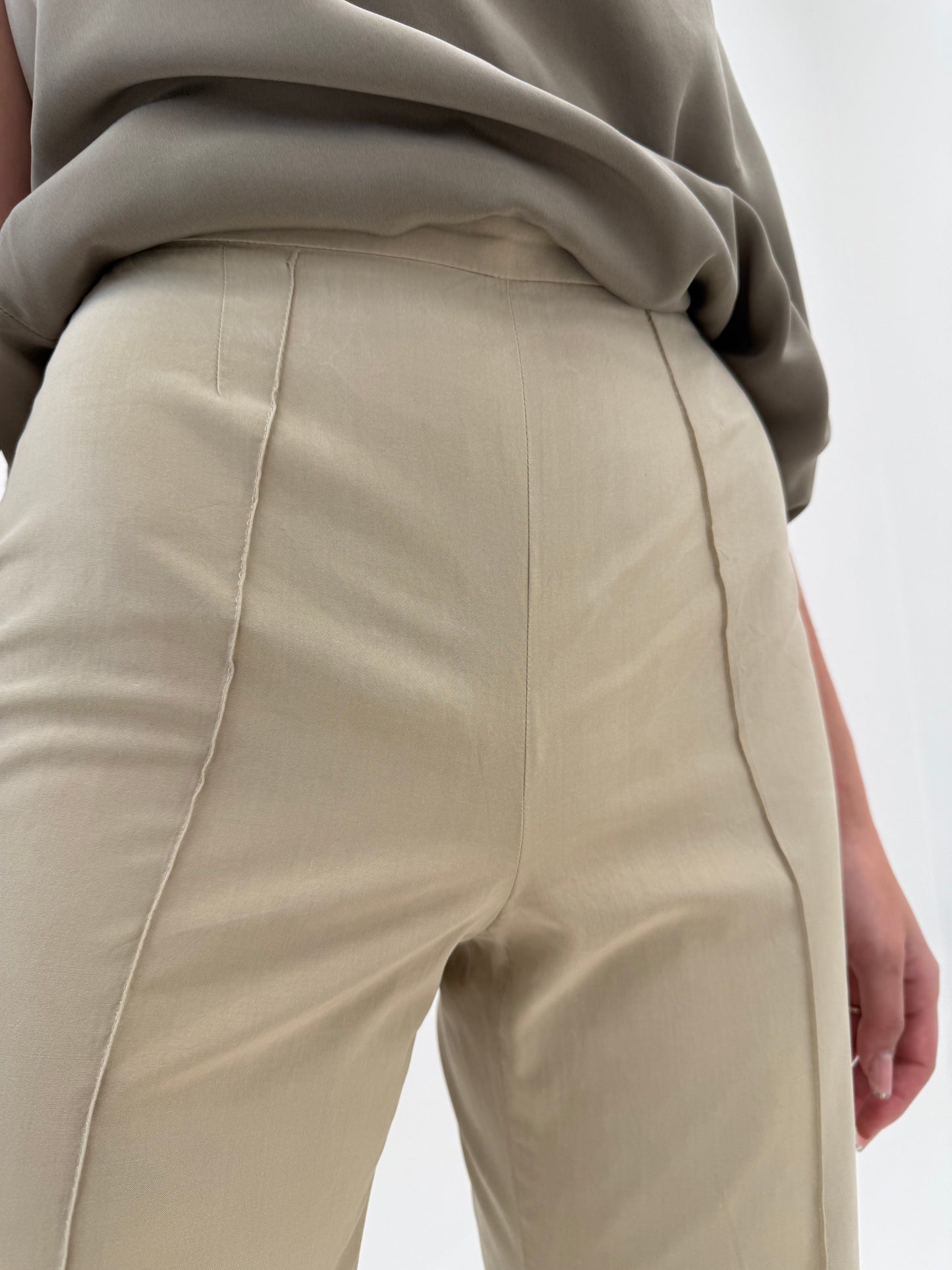 Pantaloni camel din gama Max Mara din panza de mătase naturală