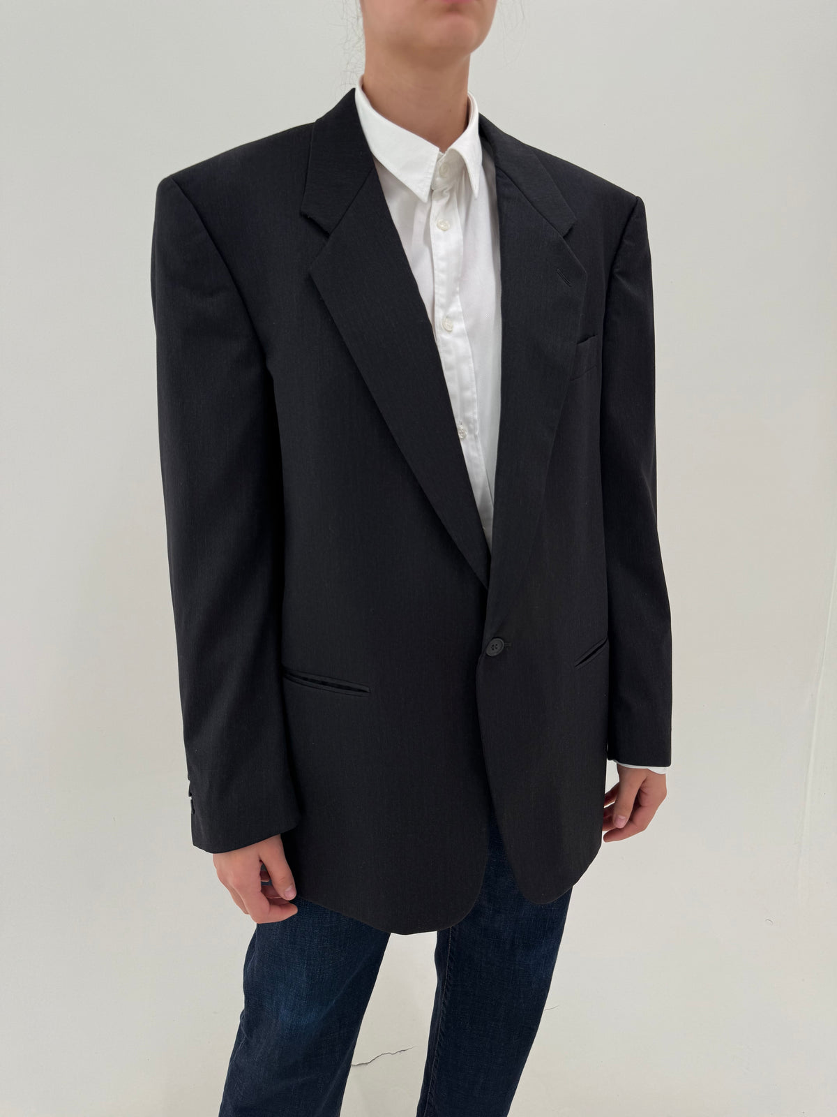 Sacou Loro Piana charcoal gray din lana extrafina în croi actual