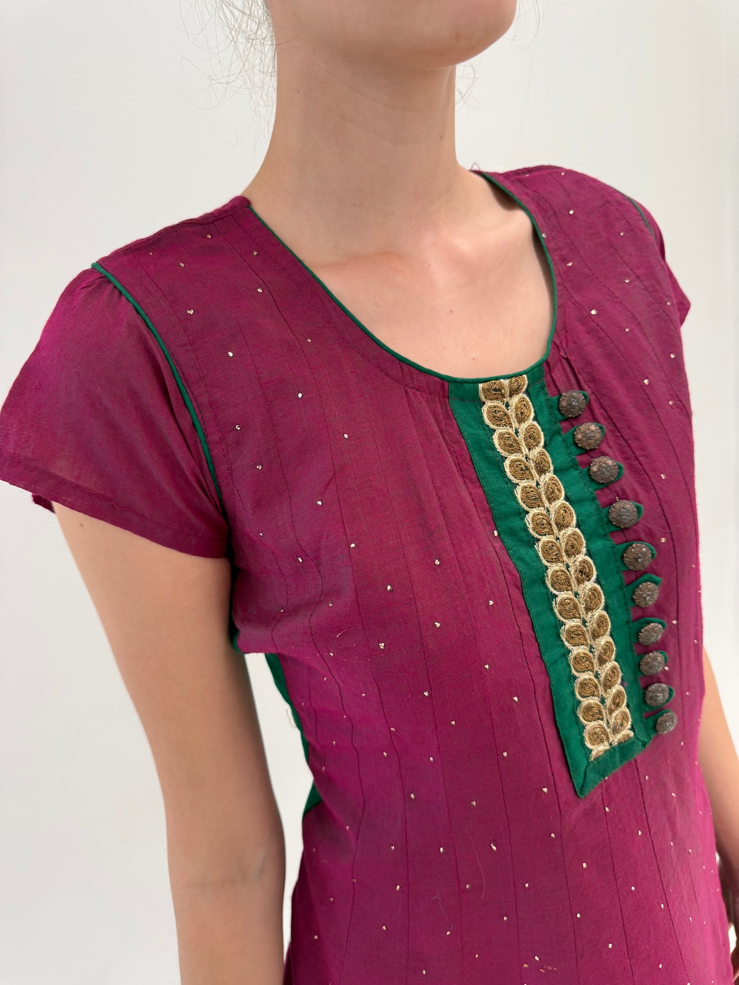 Rochie de inspirație asiatică cu broderie manaula excepțională și inserții aurii ‘kurti dress’