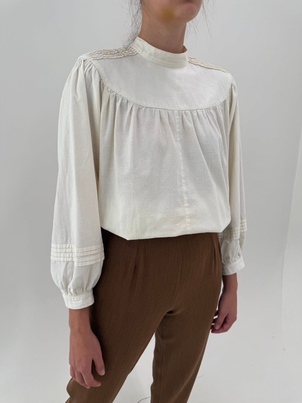 Cămașa vintage cu plastron amplă din bumbac excepțional moale