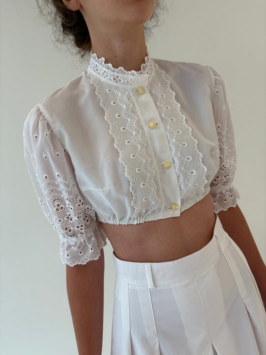 Top cropped cu broderie anglaise din panzica extrafina