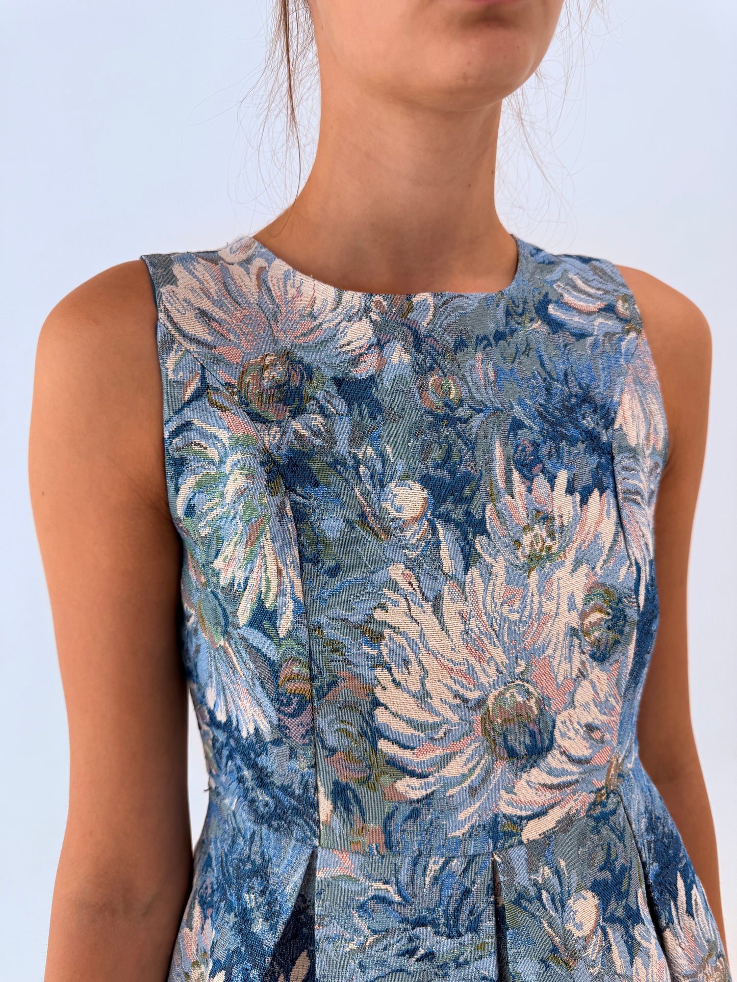Rochie din brocart superb în croi de ani 50 cu talie ultra înaltă marcată