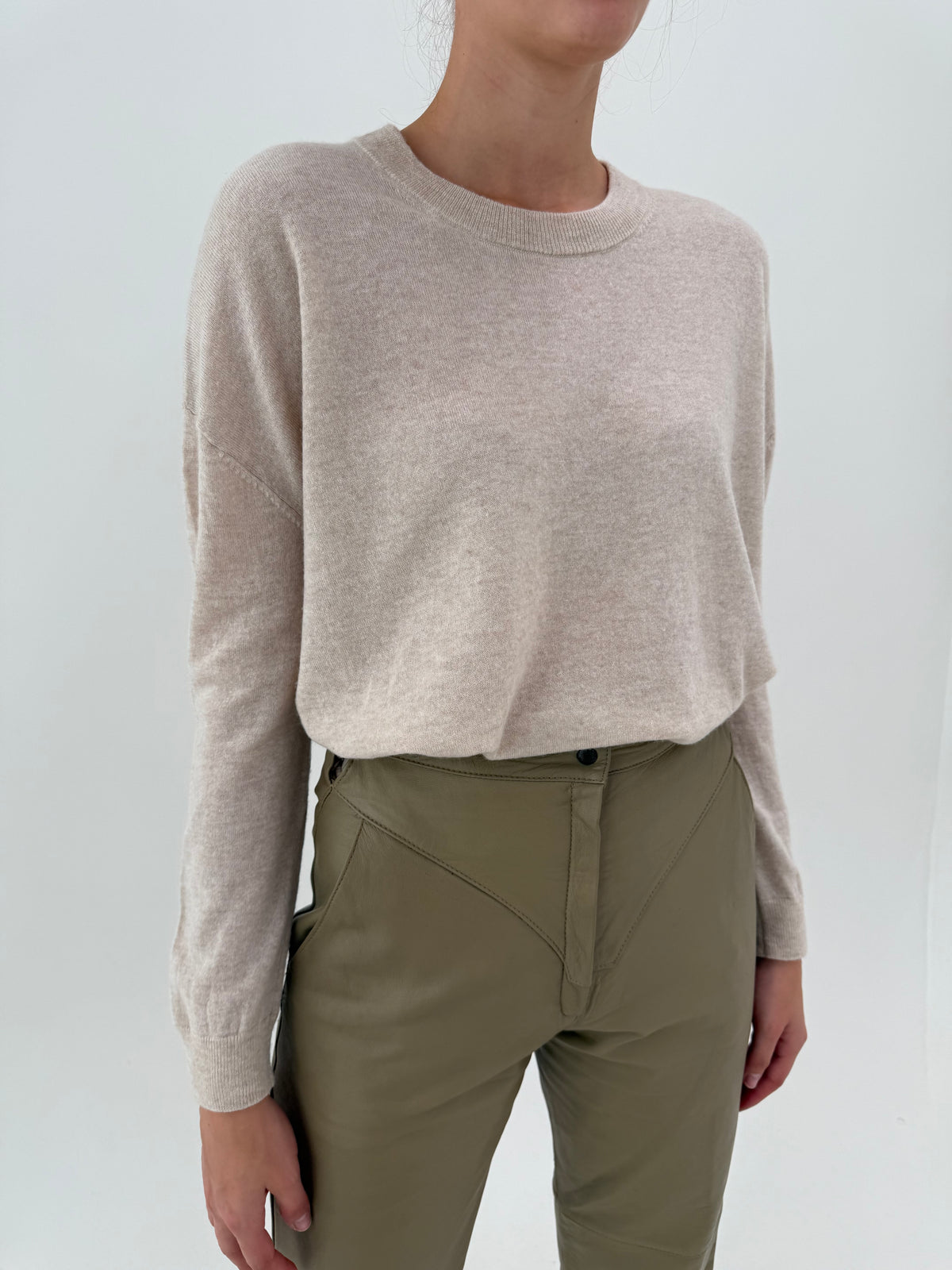Pulover light camel din cașmir în croi oversized crew neck