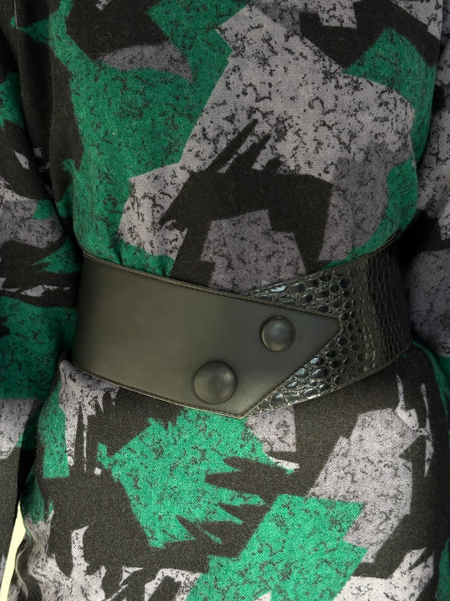 Centura vintage în 2 planuri care accentuează superb talia